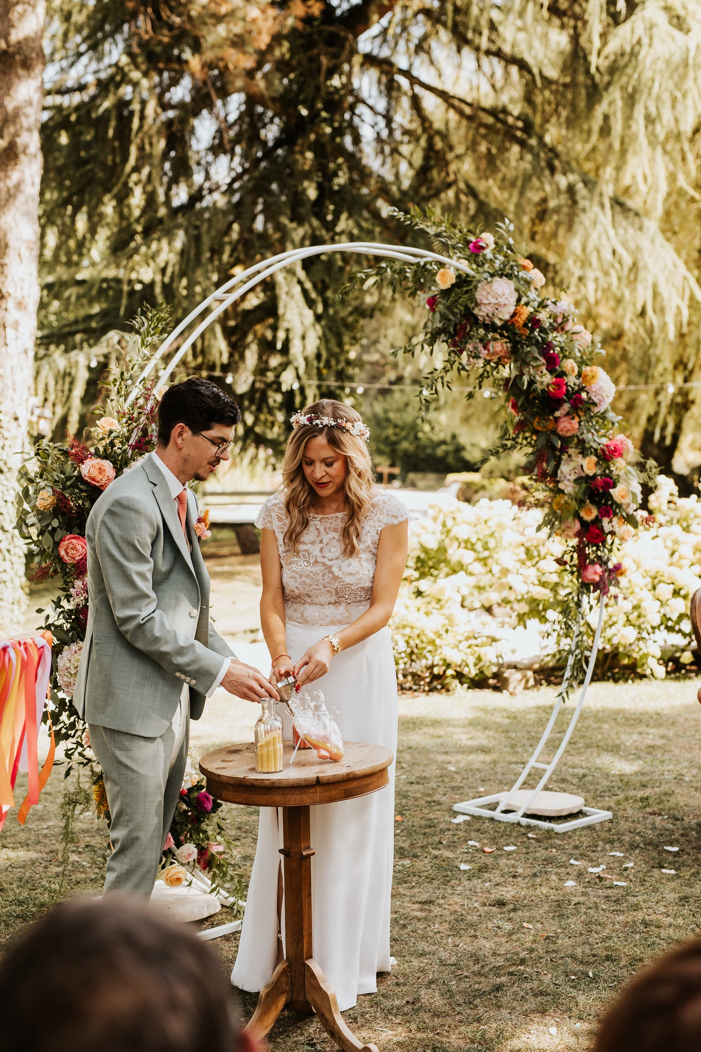 photo du rituel du sable pendant une cérémonie la¨qie d'un mariage au château de saint sixt en savoie