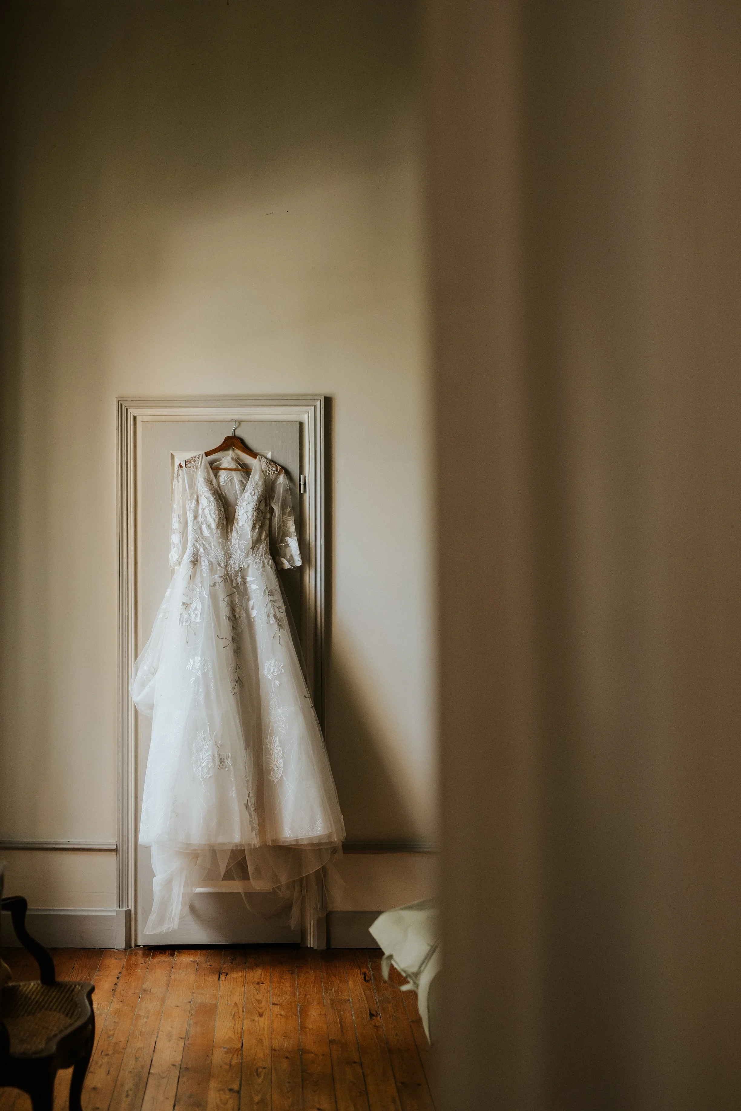 robe de mariée suspendue dans la suite des mariés au domaine de tourieux à savigny près de lyon