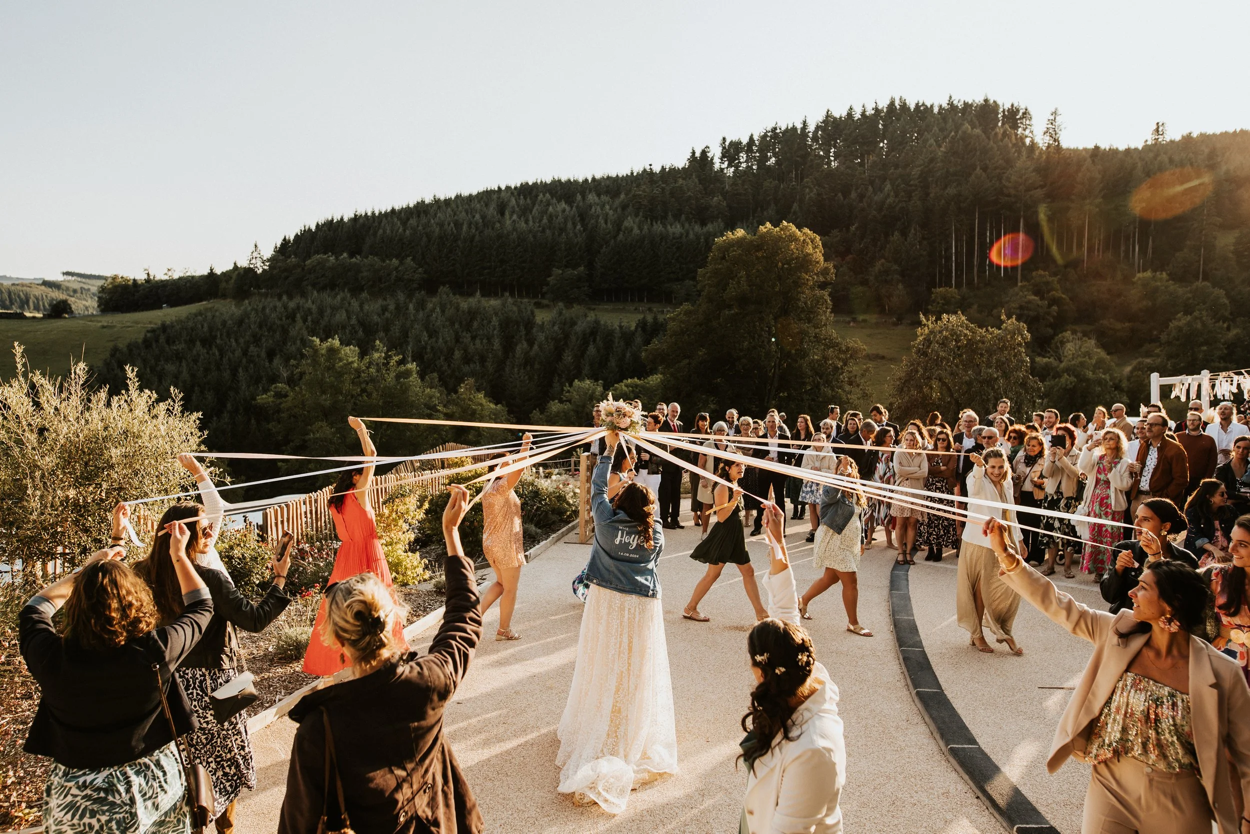 photo d'une ronde de rubant pour lancer de bouquet avec vue sur les forets du beaujolais