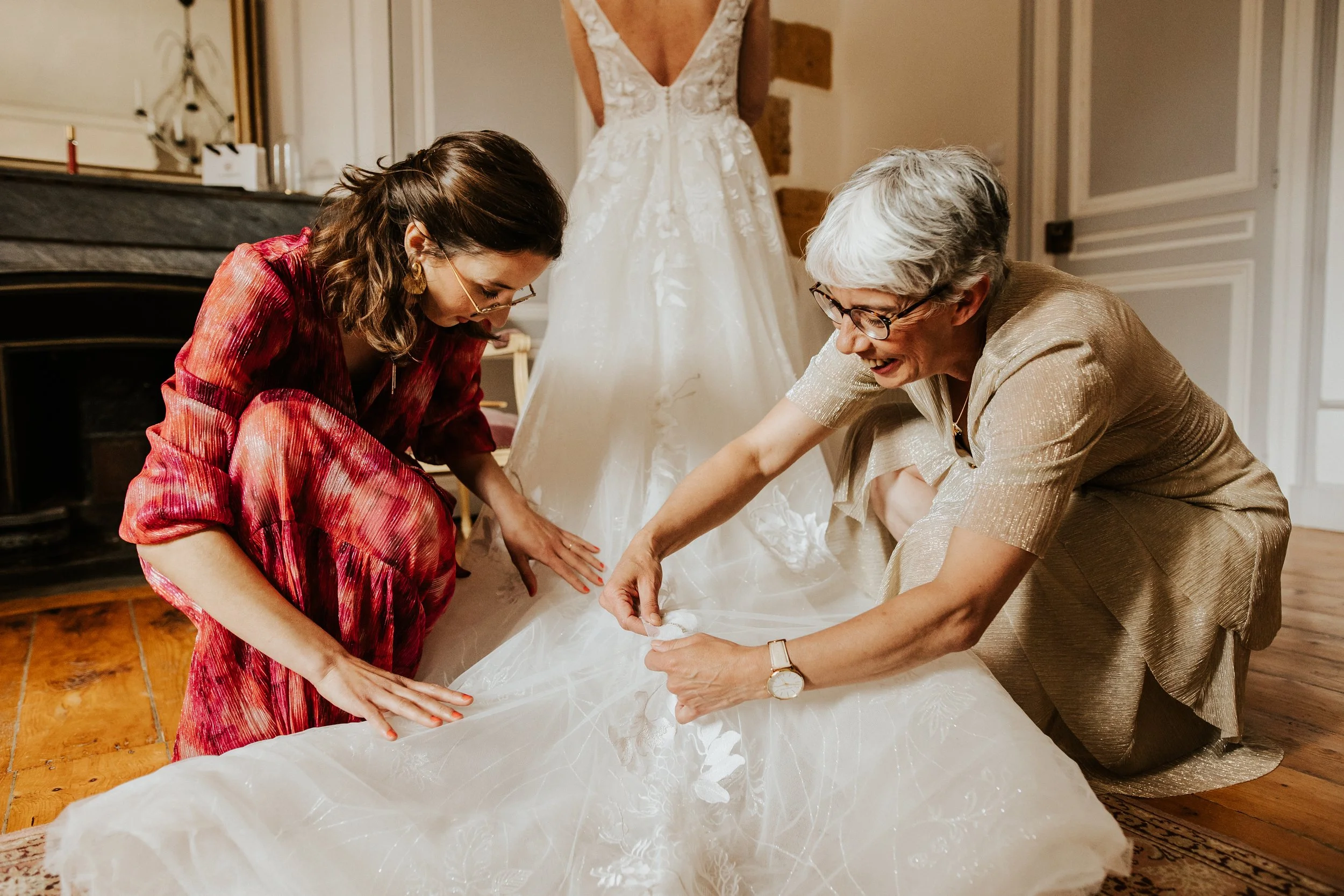habillage de la mariée avec sa maman et sa soeur dans sa suite du domaine de tourieux à savigny
