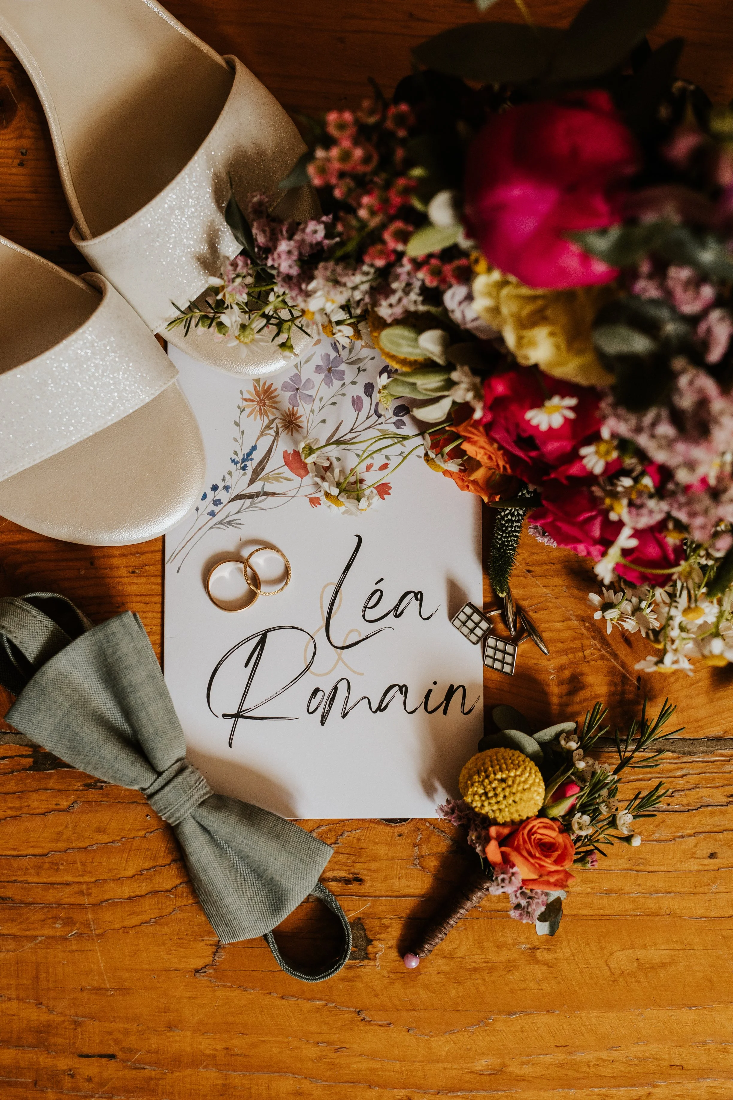 flat lay des détails de la journée de mariage au domaine de tourieux dans le beaujolais