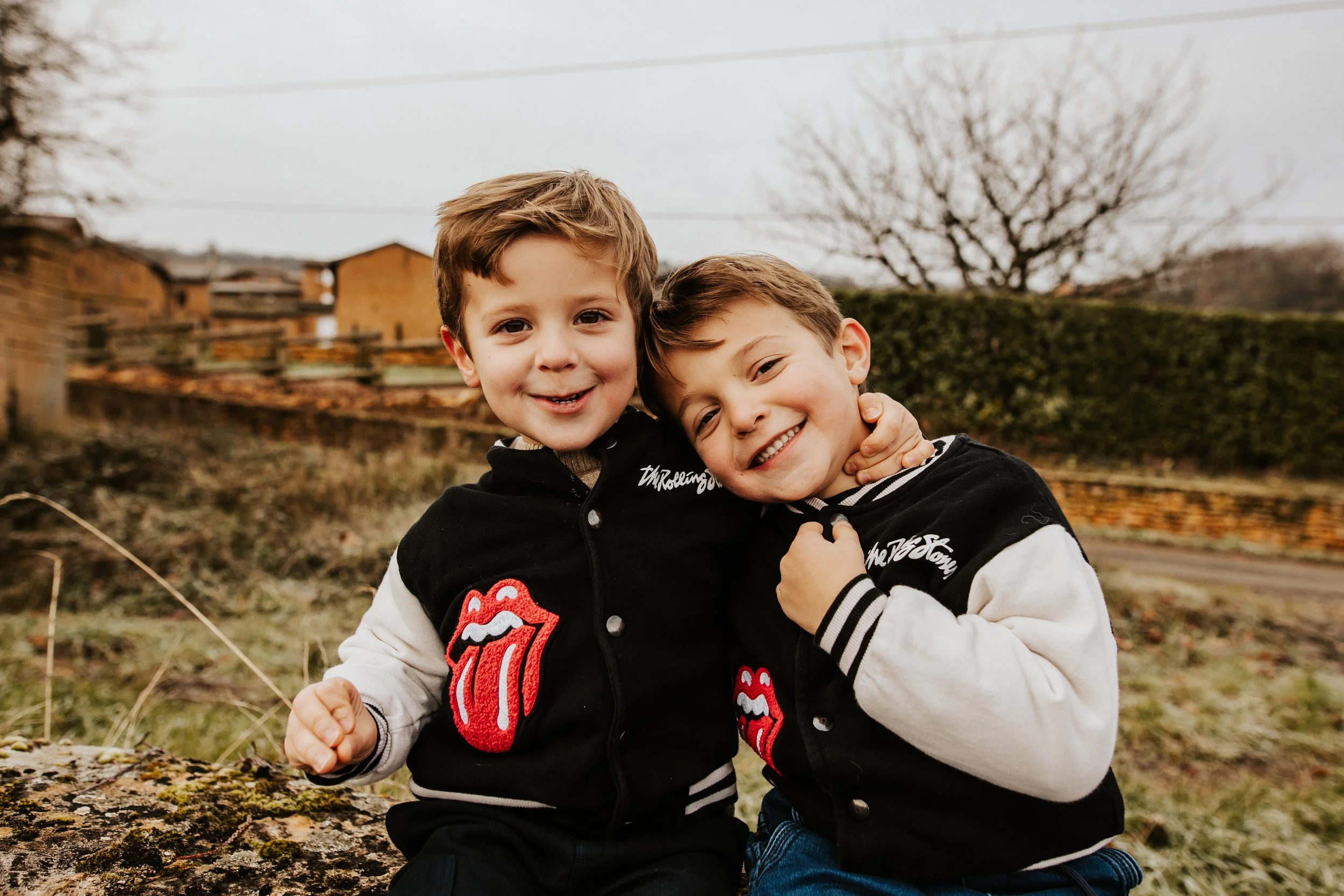 photos de deux frères coquins et joyeux pendant leur séance famille dans le beaujolais