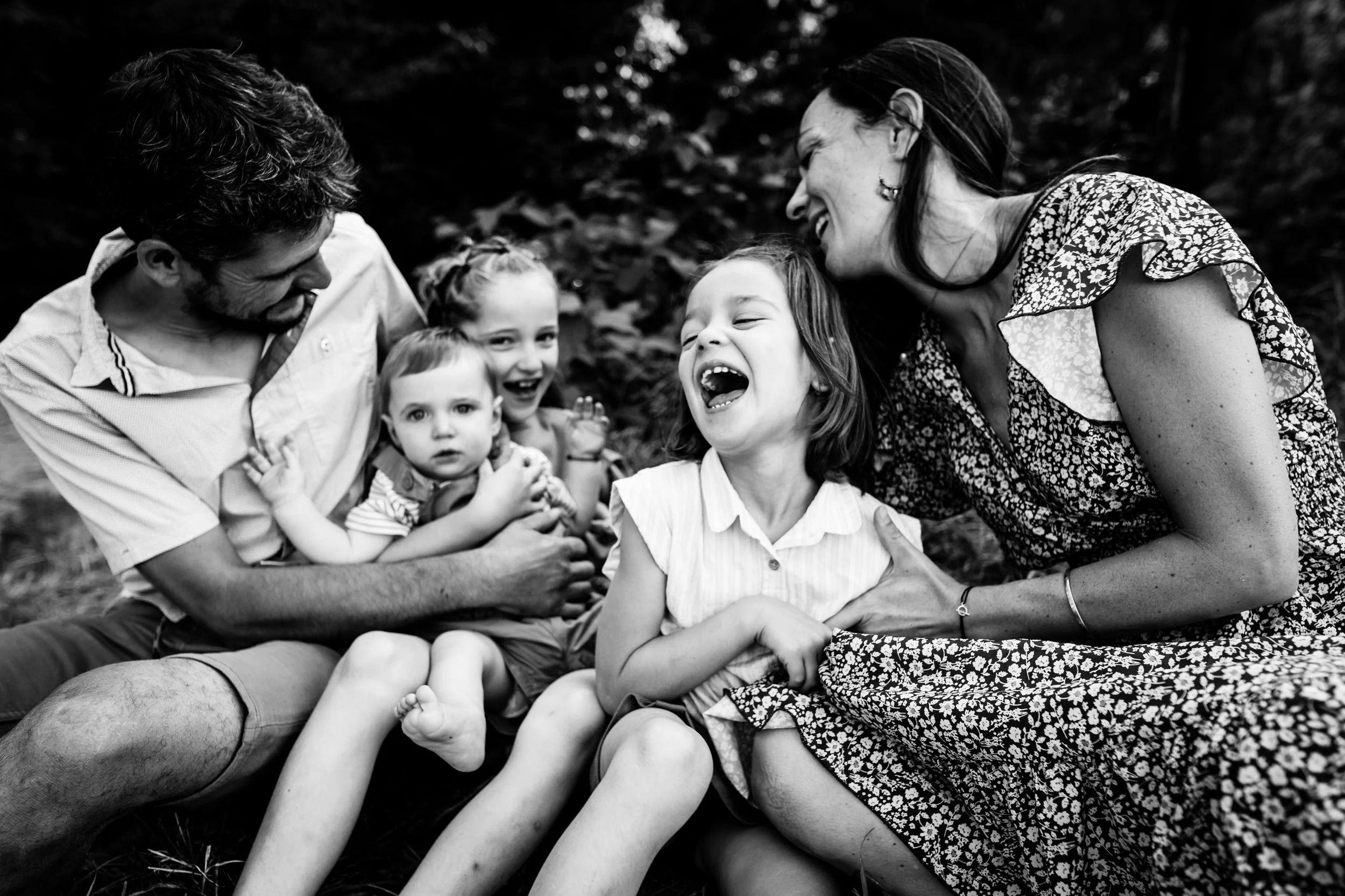 photo d'une famille éclatant de rire au bord de l'eau
