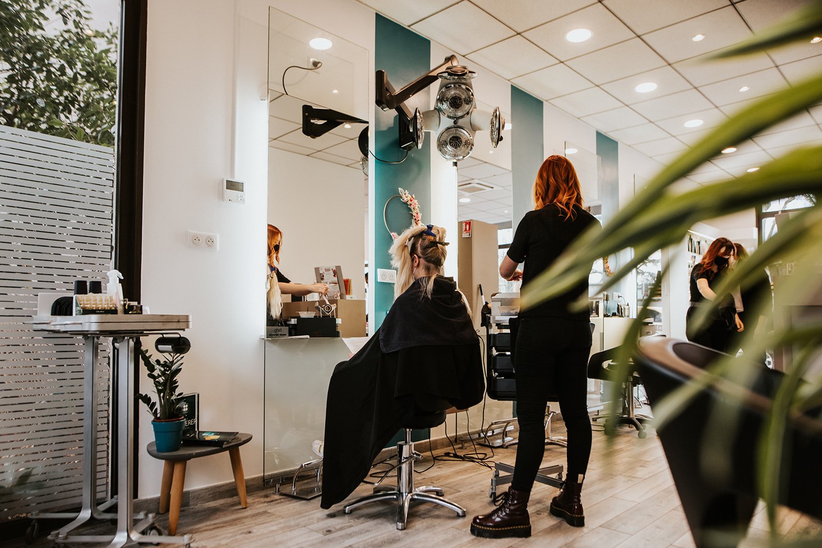 photo reportage pose de couleur en salon de coiffure à Francheville près de Lyon par sandra lacroix photographe