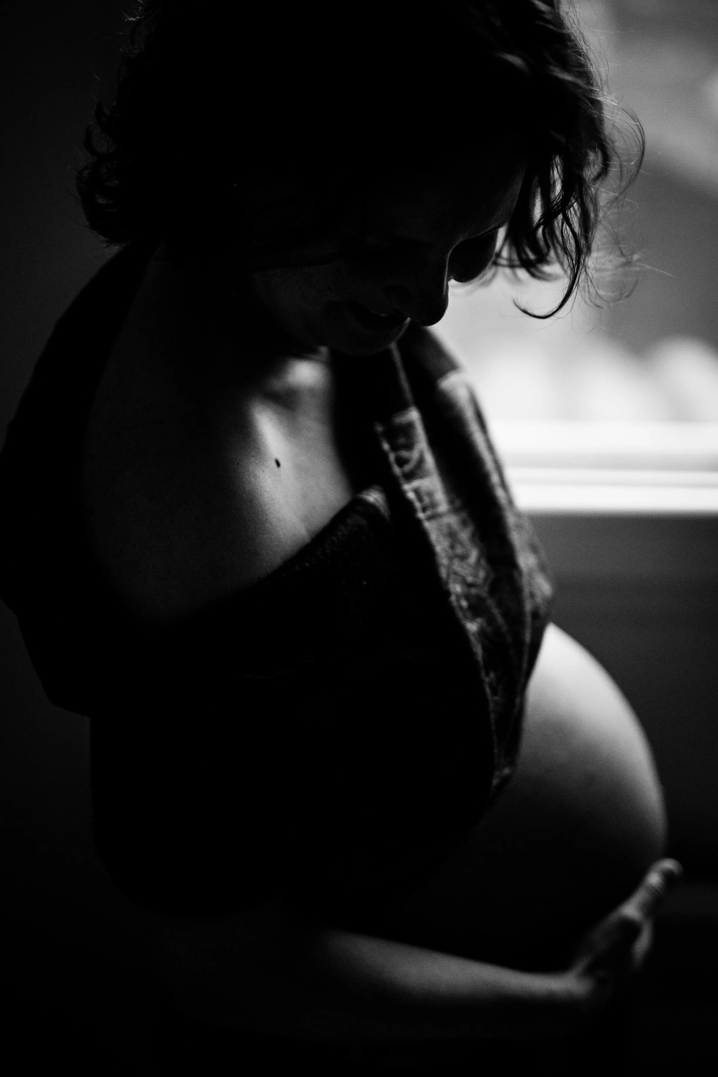photo intimiste en noir et blanc d'une future maman le ventre nu par photographe de grossesse à Lyon et dans le beaujolais