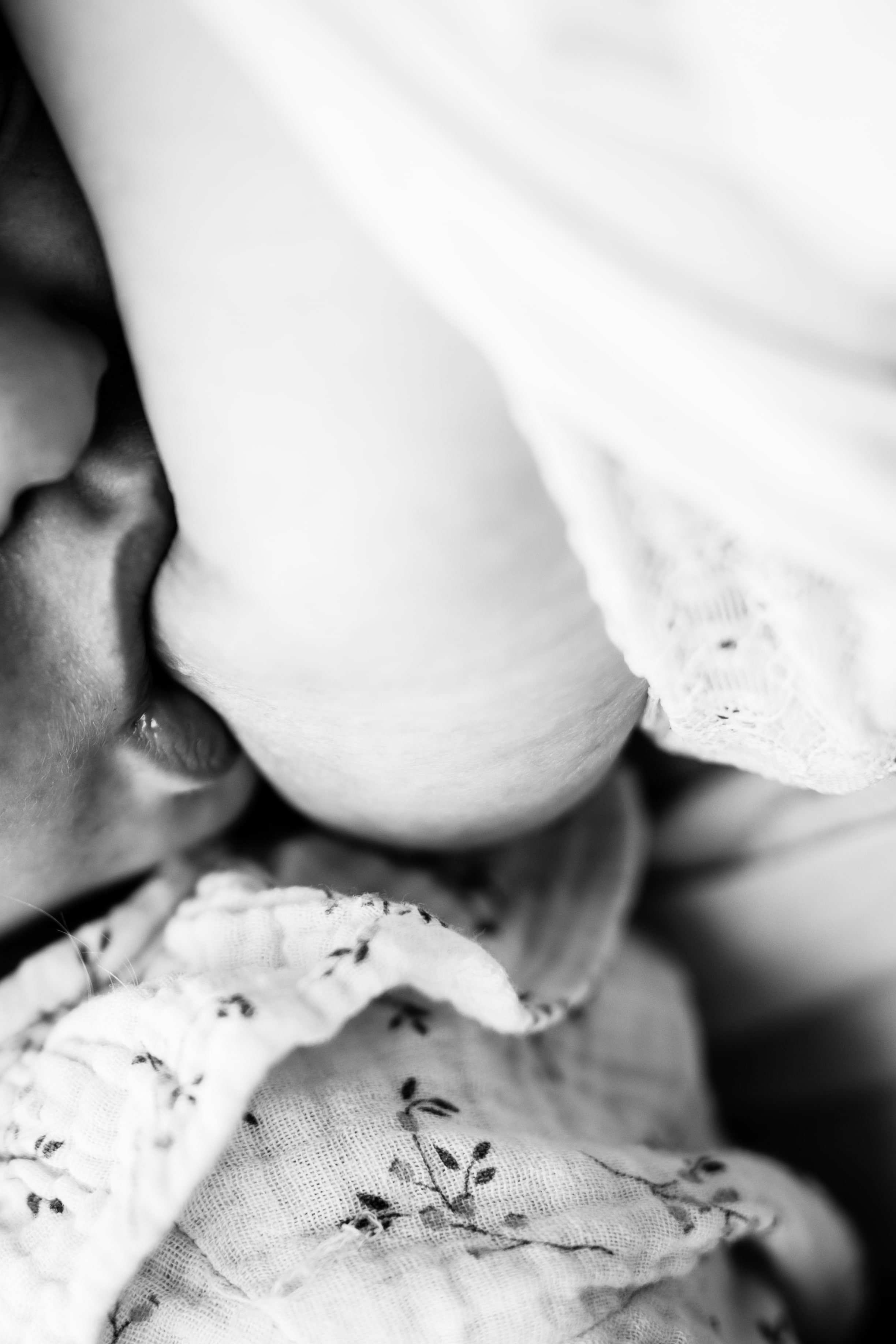 photo noir et blanc de détails de la bouche de bébé en train de têter