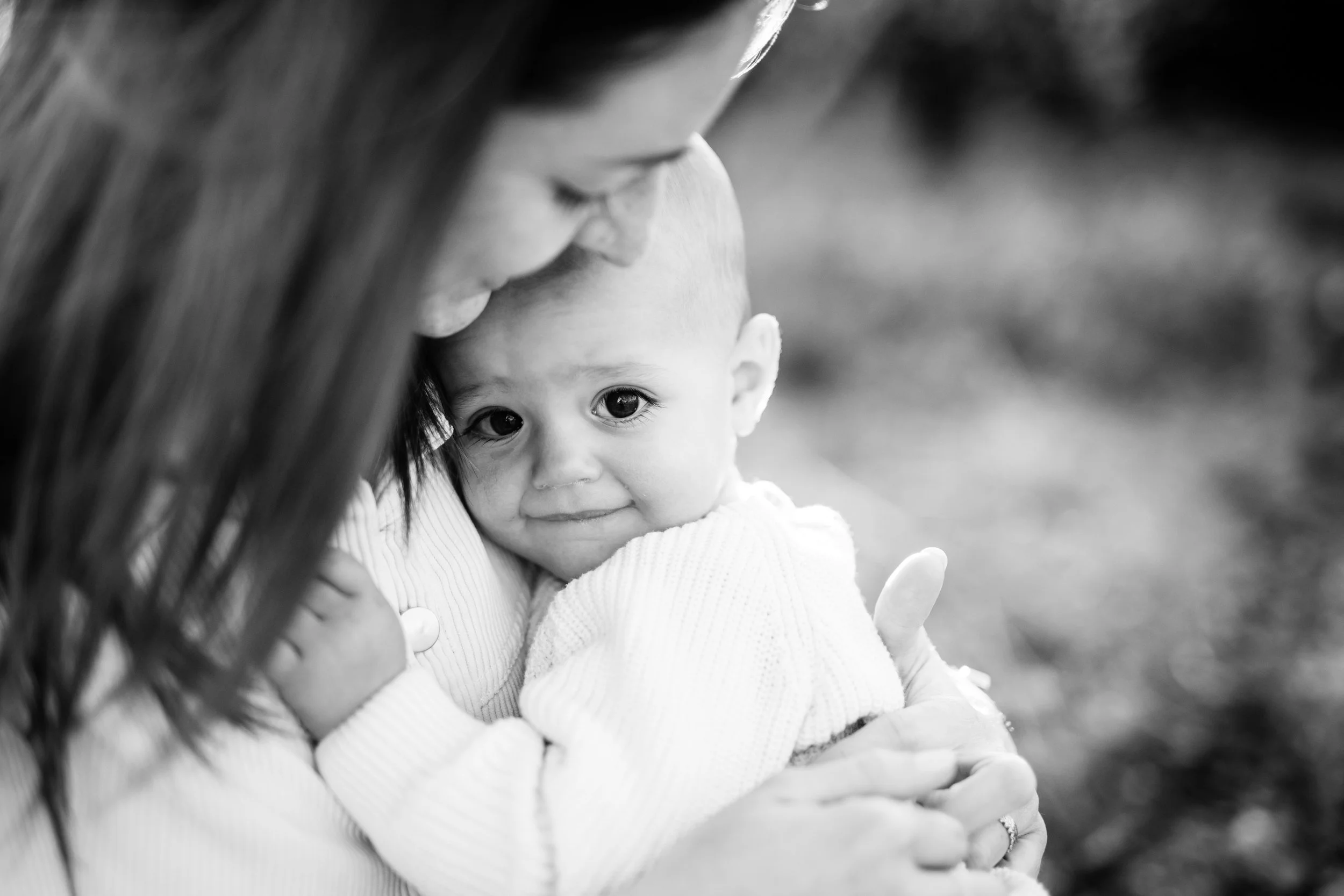 photo noir et blanc d'un calin plein d'amour d'une maman pour son petit garçon de 18 mois dans ses bras près de Lyon