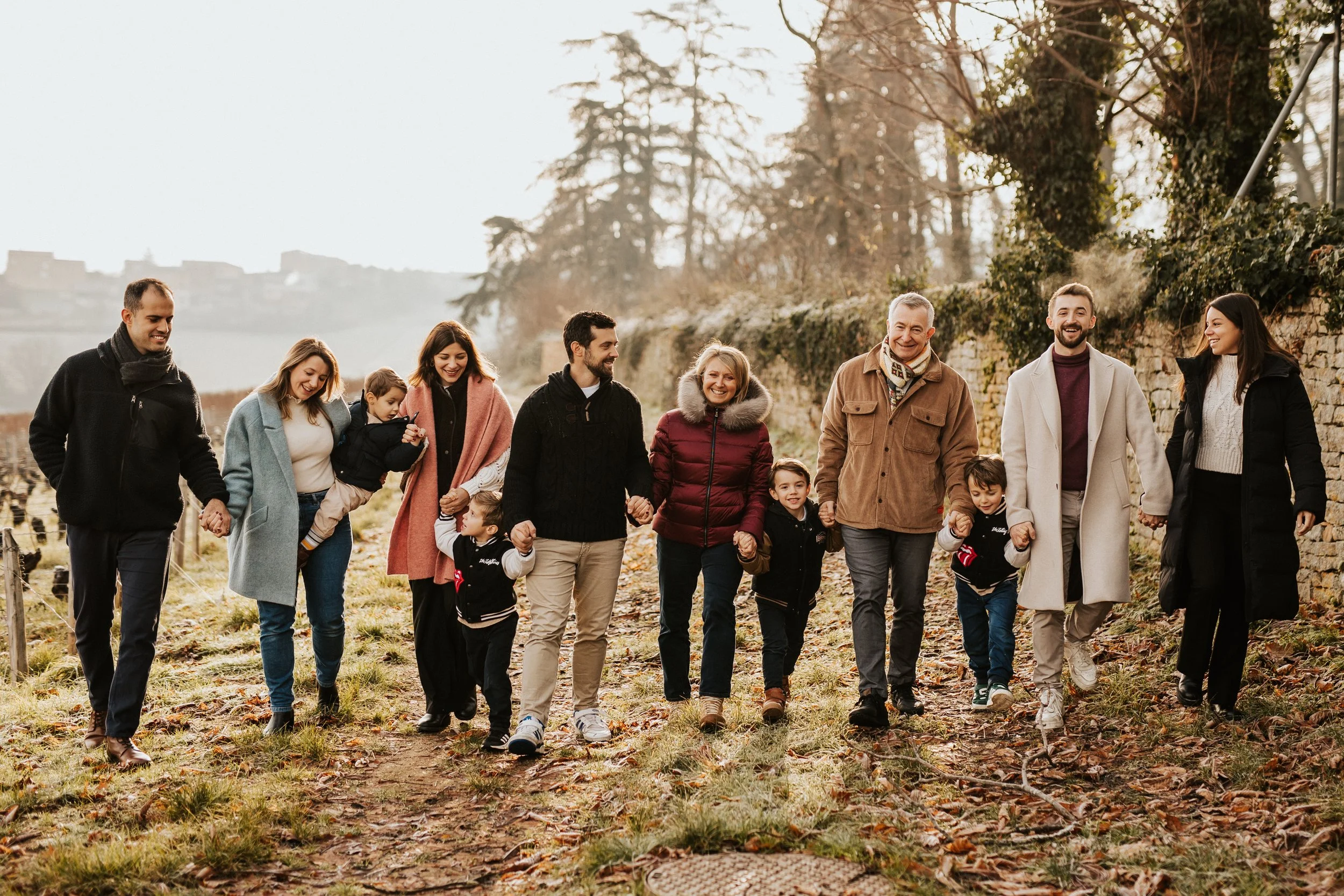 photos d'une grande famille intergénérationnelle pendant une séance photo en plein hiver dans le beaujolais