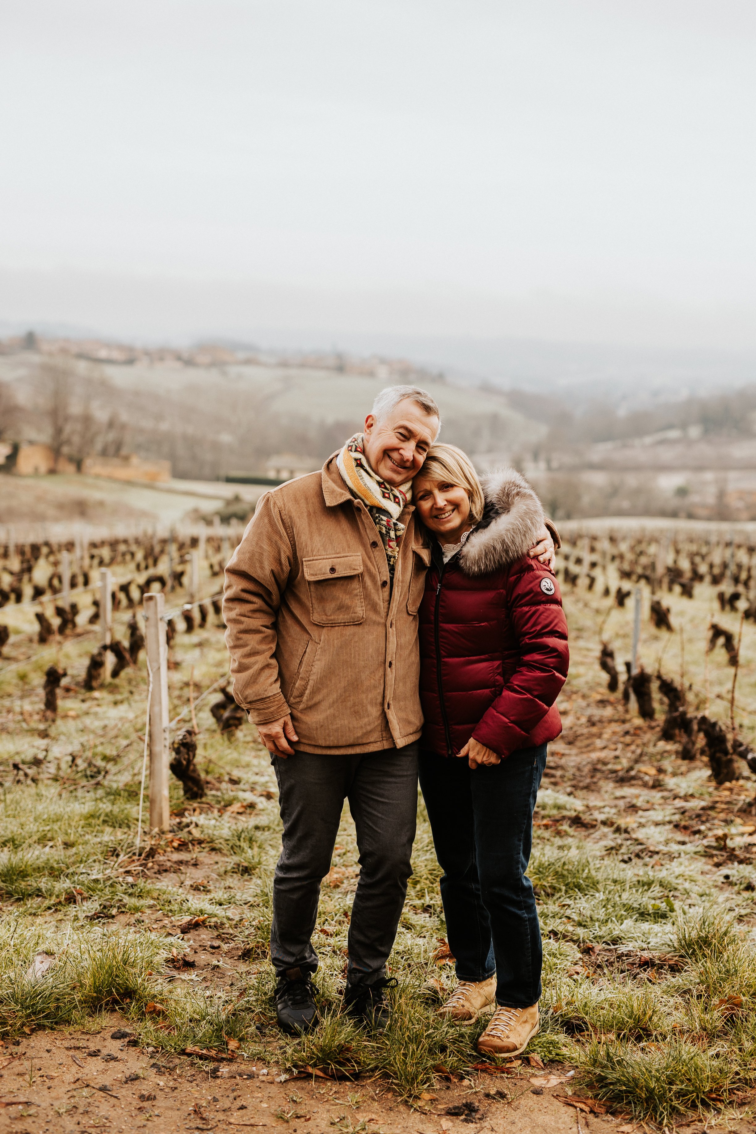 couple de grand-parents dans les vignes pendant leur séances photo intergénérationnelle dans les vignes
