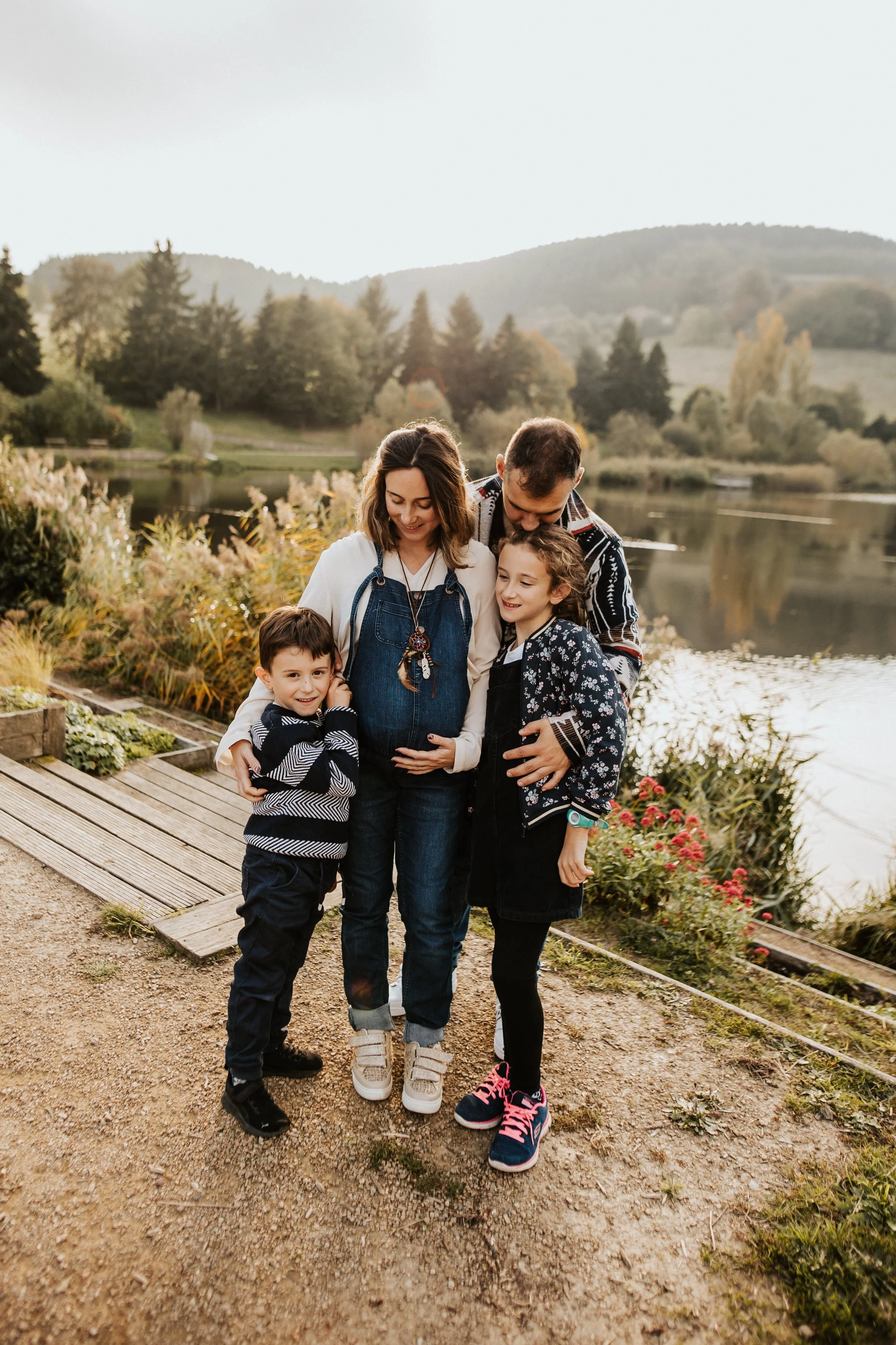 photo pleine d'amour d'une famille recomposée pendant sa séance photos grossesse à Yzeron près de Lyon