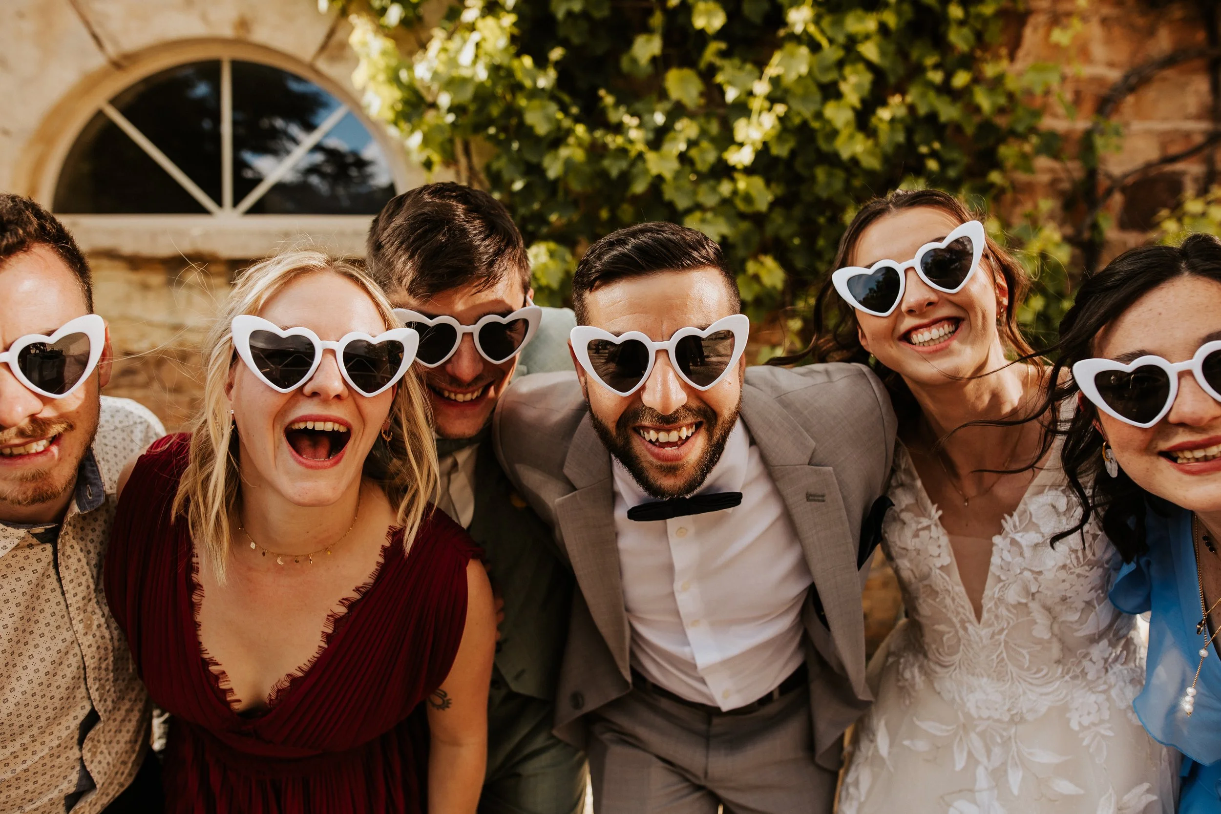 Photo fun des mariés avec leur amis pendant le cocktail de leur mariage au domaine de touireux