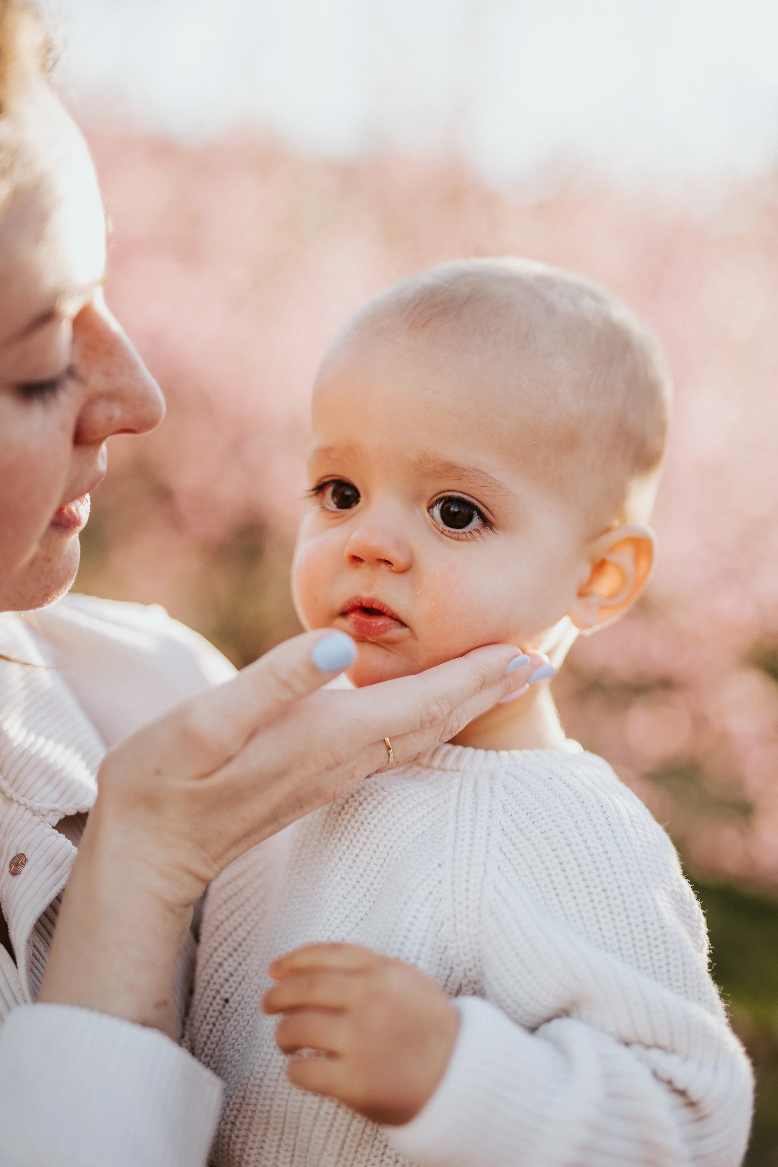 photo de d'une carresse de maman à bébé au coucher de soleil