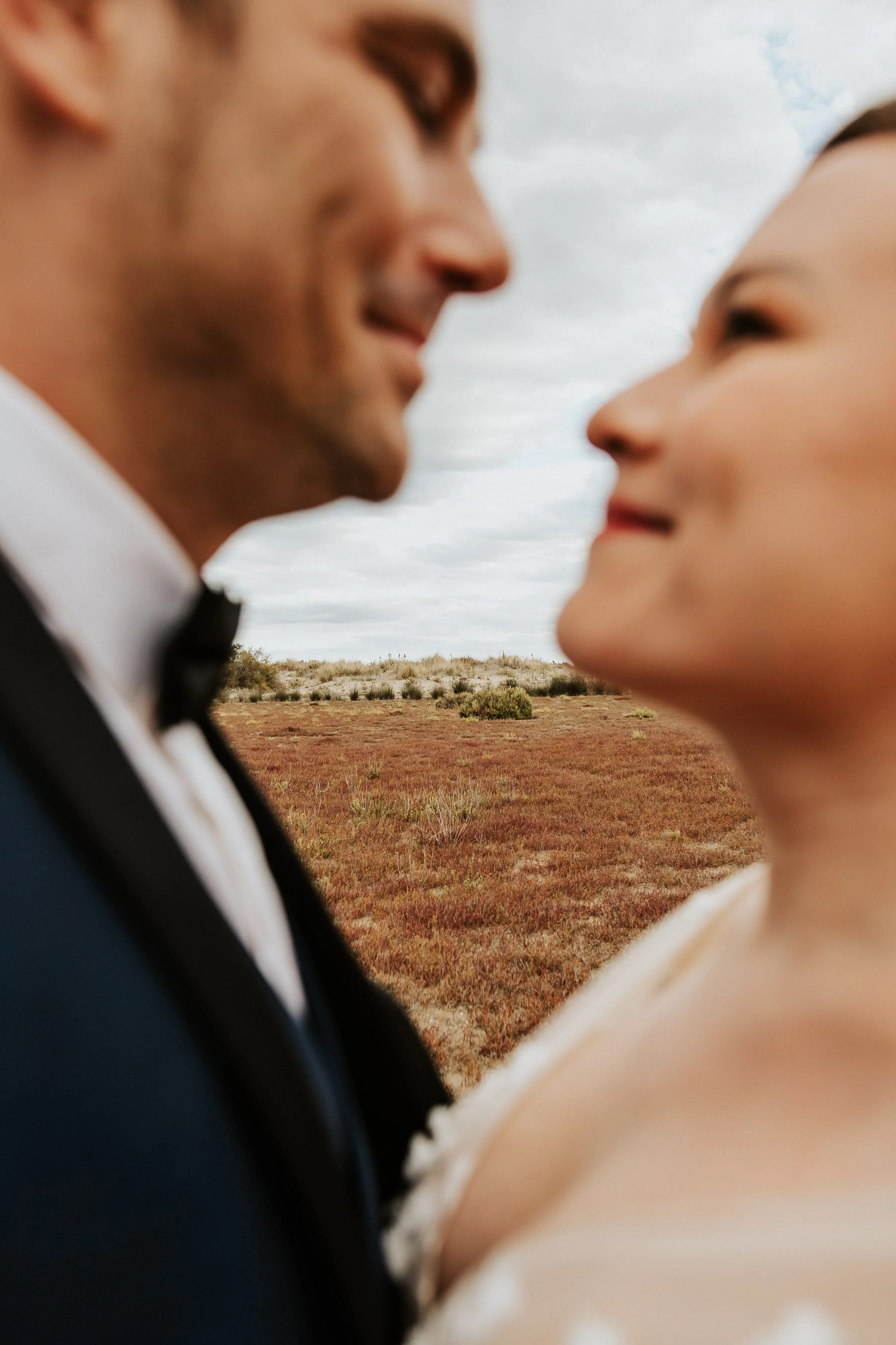 photo de paysage entre les deux têtes des mariés sur le chemin de la plage pendant leur séance day after
