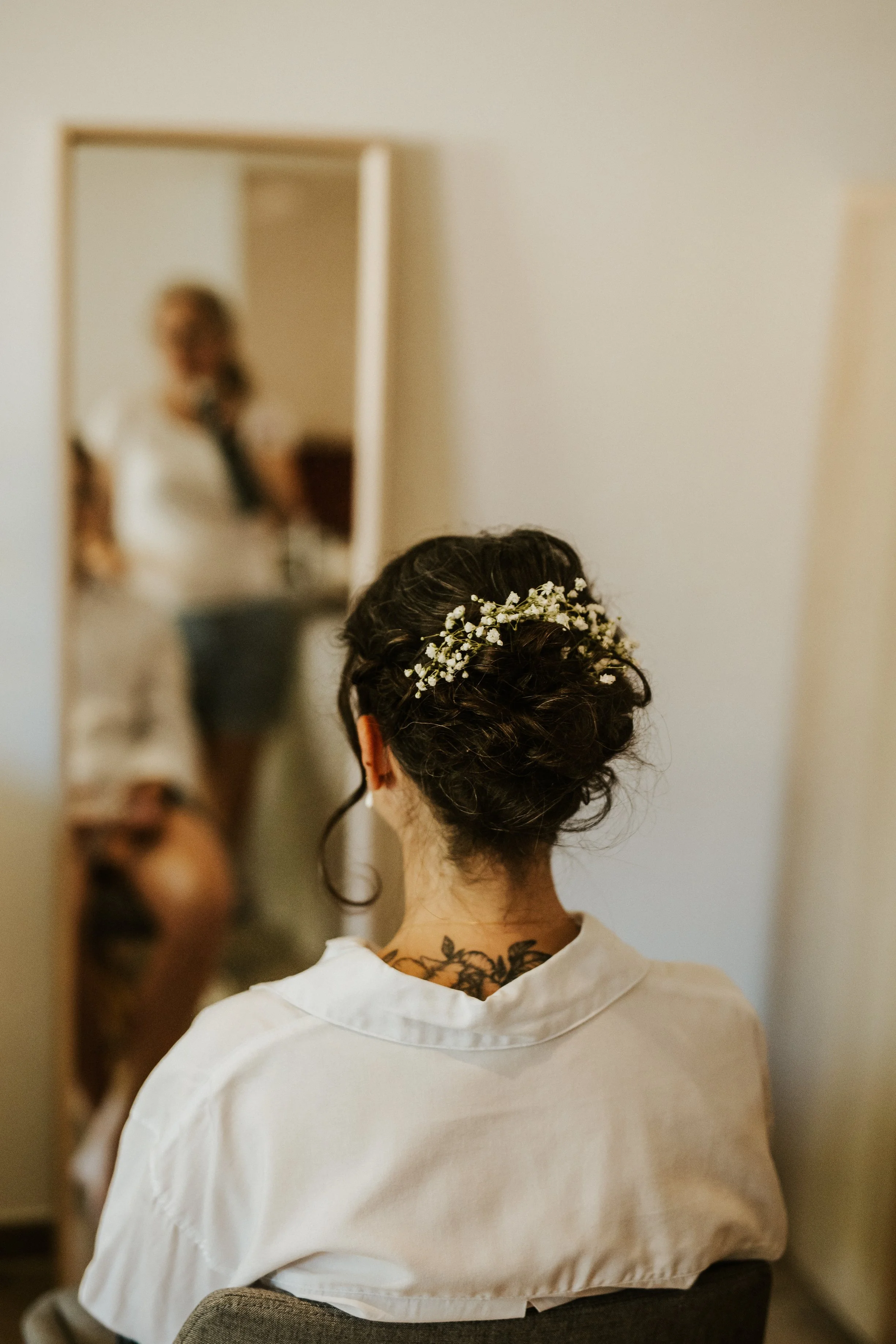 photo des préparatifs de la mariée avant l'enfilage de sa robe lors d'un mariage religieux au sud de Lyon