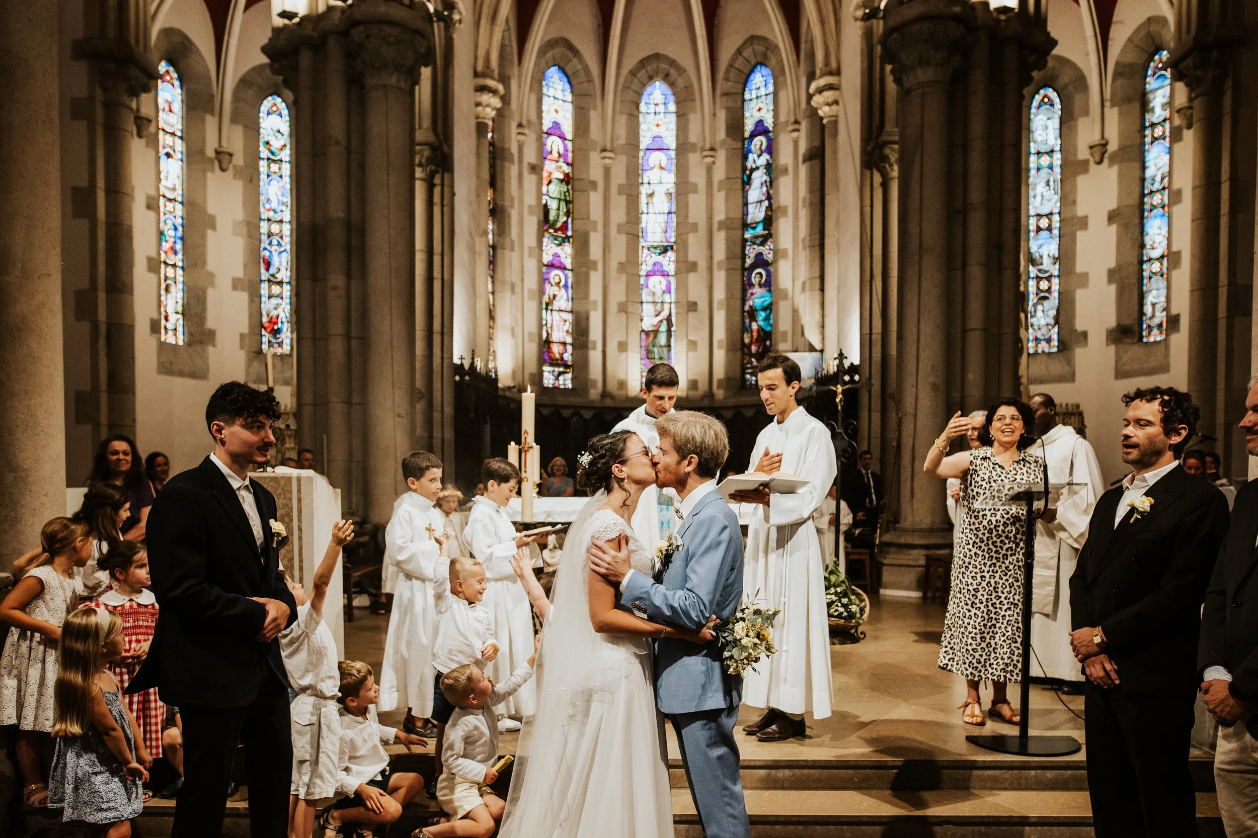 photo du bisou au cours de la cérémonie de mariage religieux près de Lyon