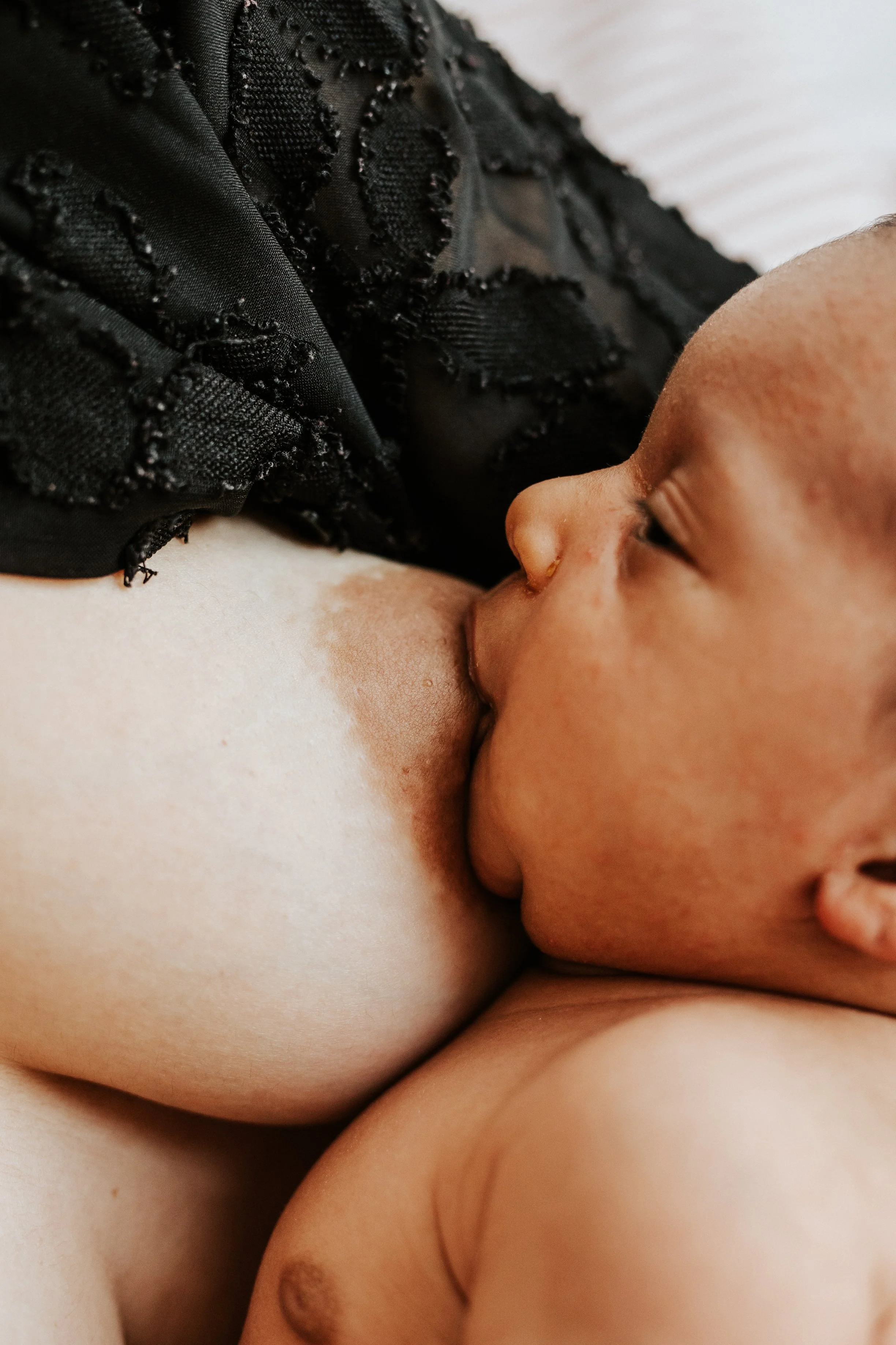 photo de détail de bébé en train de têter