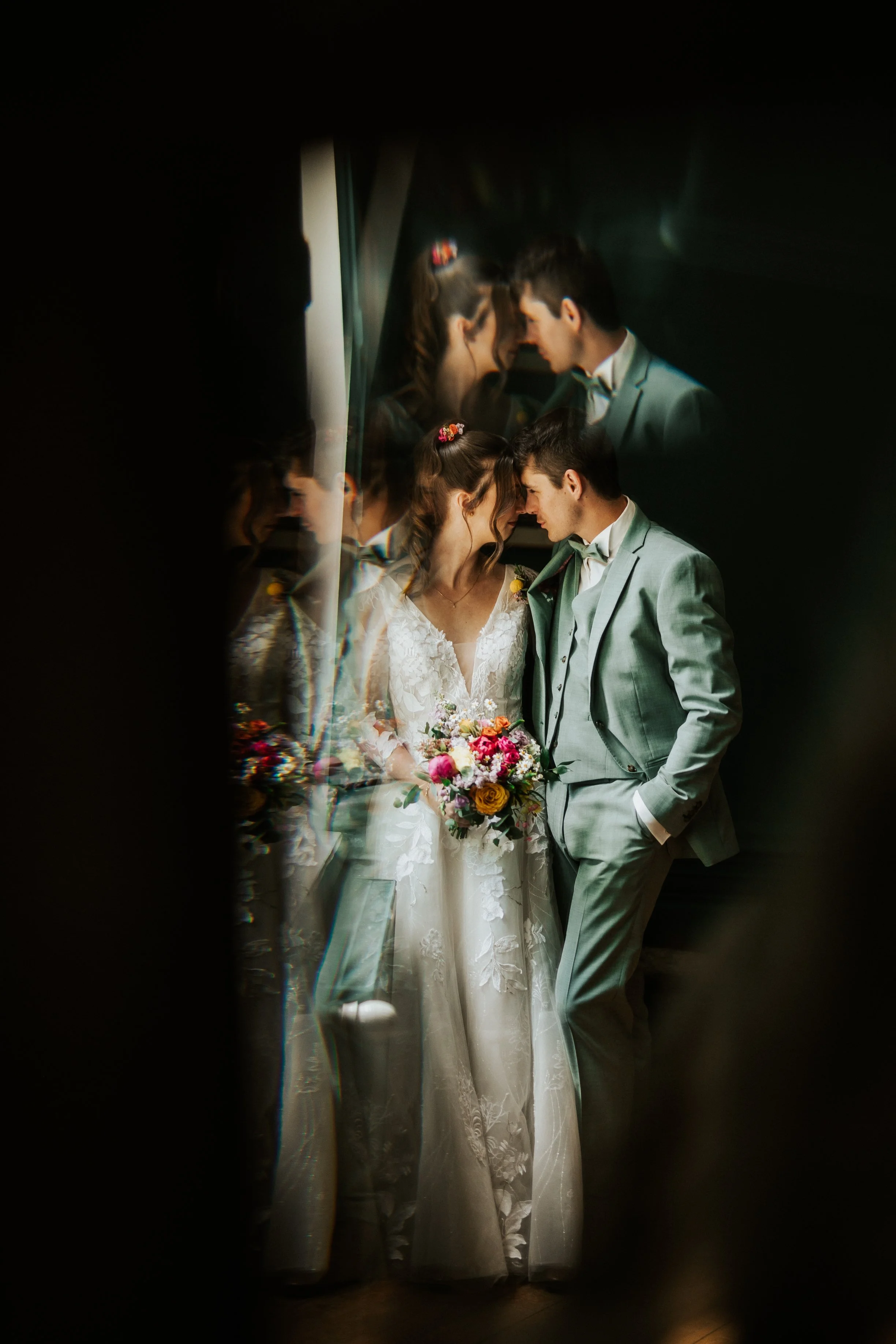 Photo de couple fou amoureux lors de leur mariage dans le petit salon bleu du domaine de tourieux