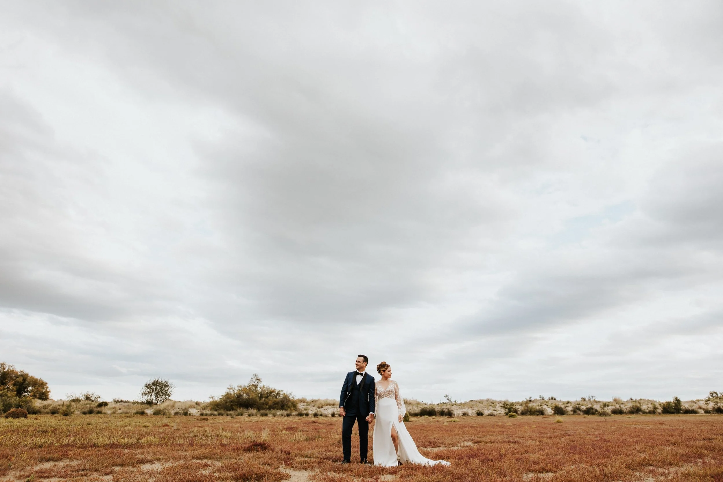 Couple après leur mariage dans la végétation en allant près de la mer au garu du roi près de montpellier