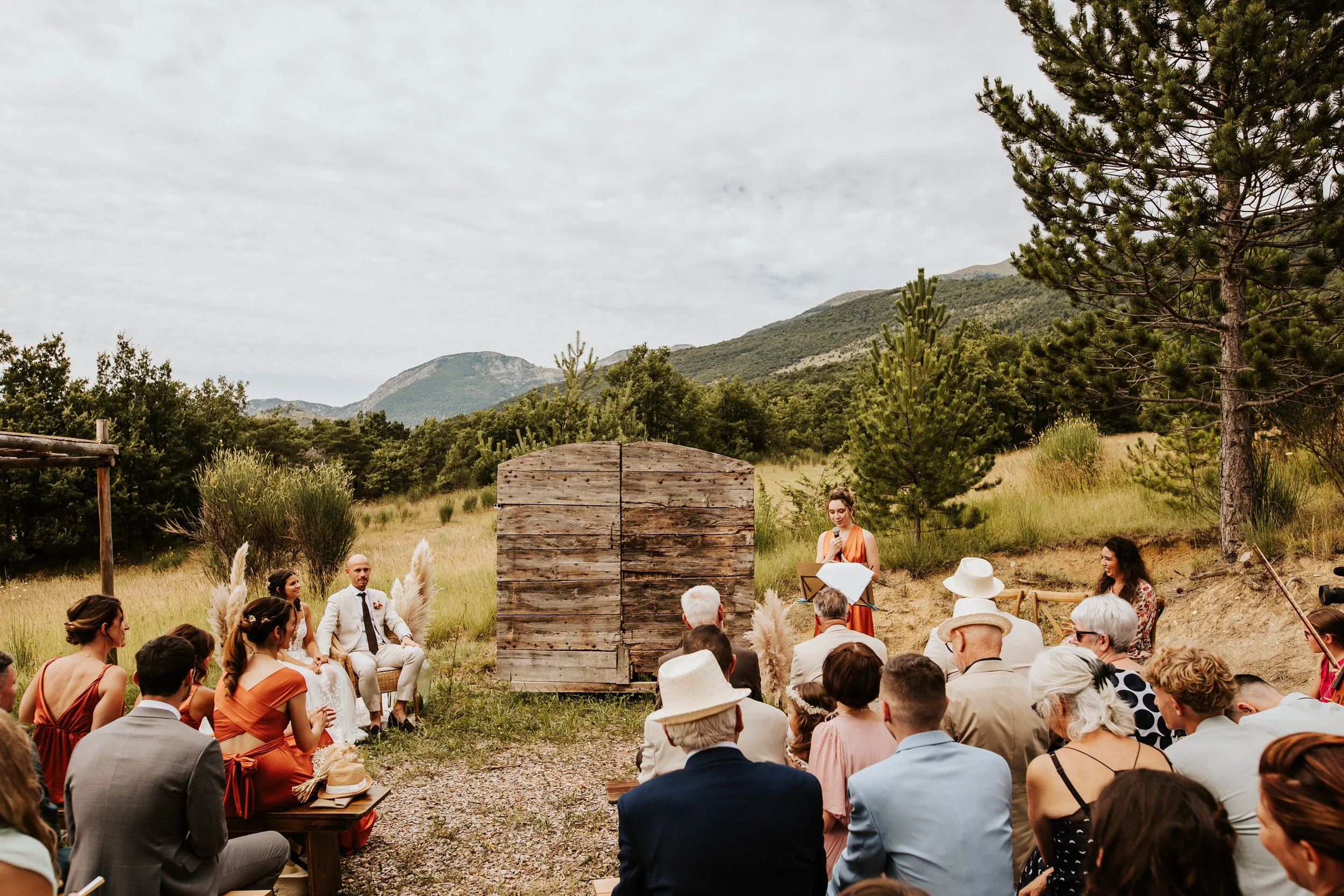 photos d'un témoignage lors de la cérémonie laïque d'un mariage dans la drôme au domaine des nuits du taris en provence