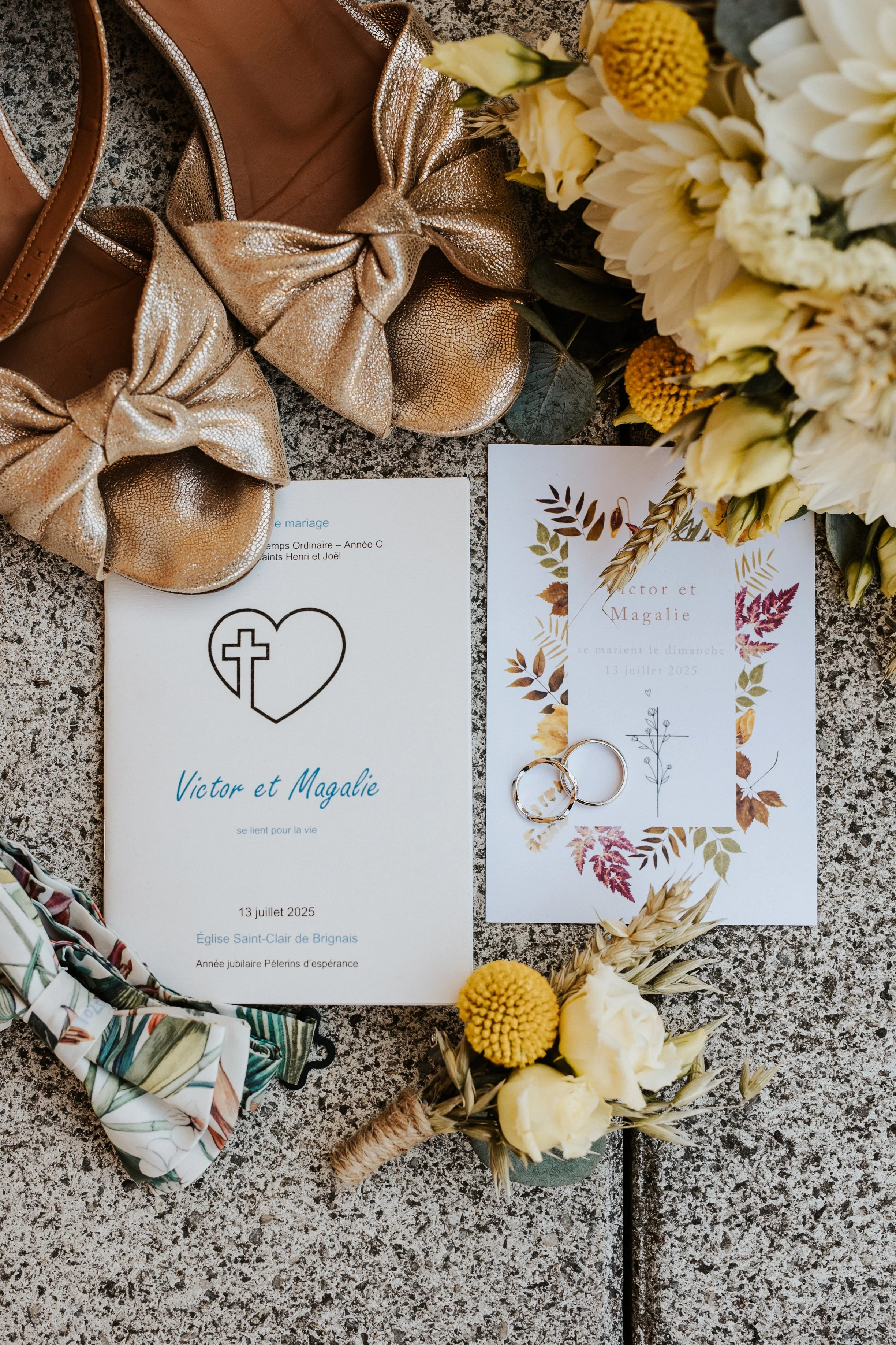 photo de flatlay pour le mariage religieux de Magalie et Victor près de Lyon