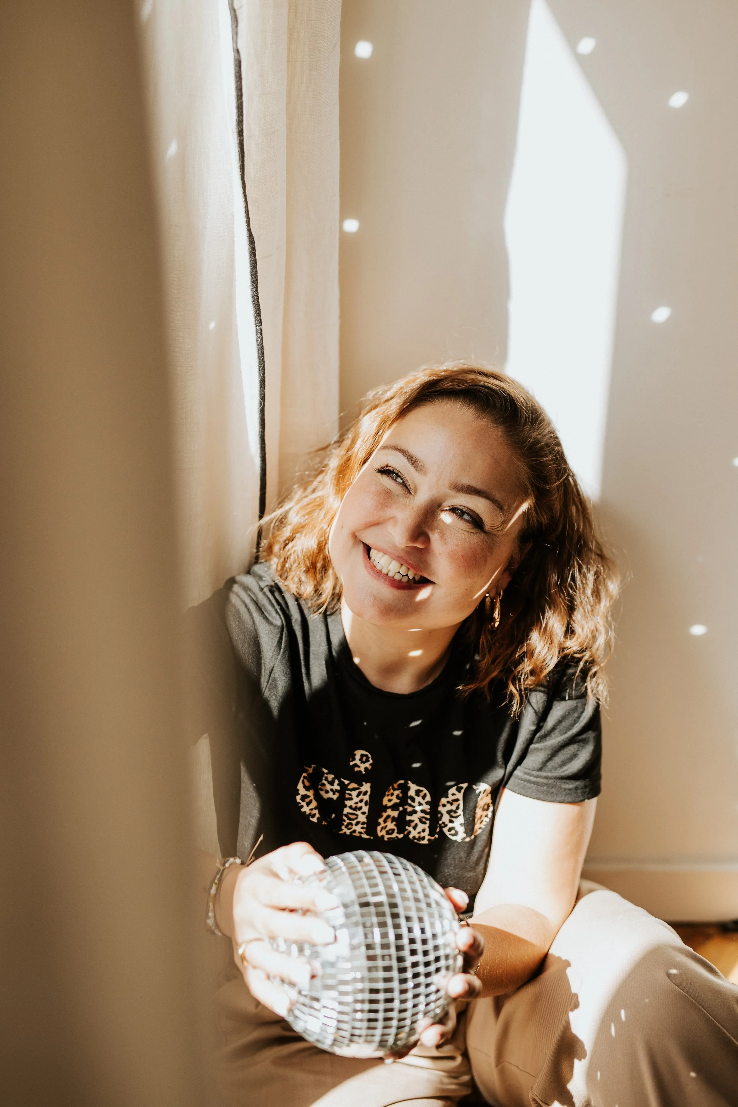 portrait lumineu de Yassina coach hollistique lors d'un Morning Boost entrepreneuses à lyon