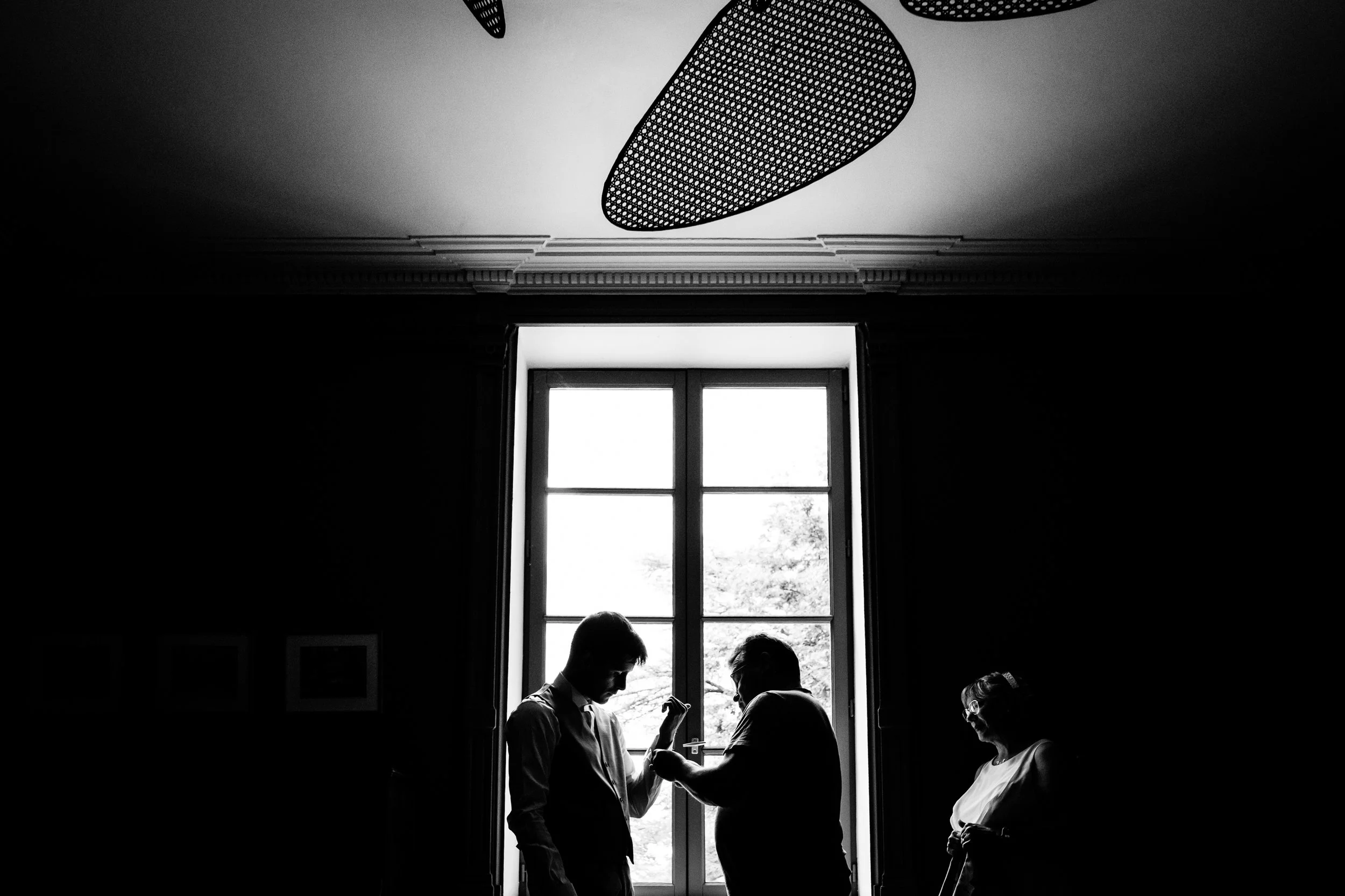 préparatifs du marié avec ses parents dans le petit salon du domaine de réception de tourieux près de Lyon