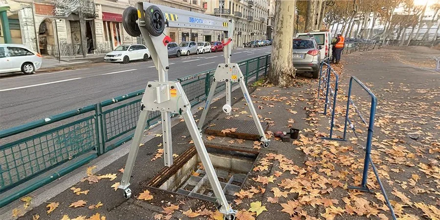 Wartung von Umschaltschächten: RTE Réseau de Transport d'Électricité setzt auf den mobilen Portalkran PORTAGANTRY Rapide