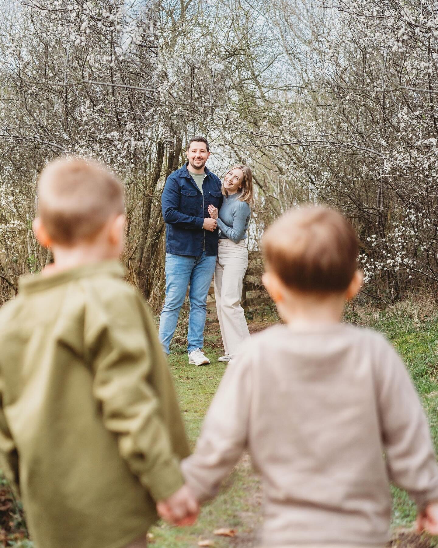 Today I spent a lovely morning with Sarah from @cotswold.collective running a photoshoot to show a little bit more of what the Collective is all about. 

And it reminded me that I never shared these gorgeous photos from Sarah&rsquo;s family Spring Mi