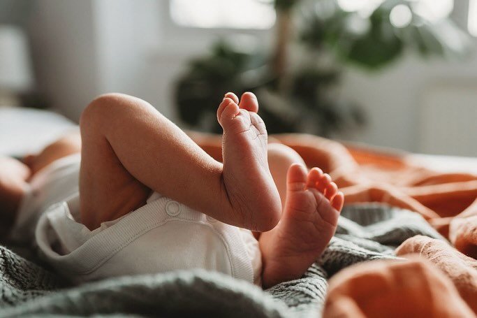 Now I know it&rsquo;s not just me that melts a bit at the sight of those tiny little hands and feet. These detail shots are nearly always requested by parents and will always be on my shot list. 

A great piece of advice I once read by @annamathur wa