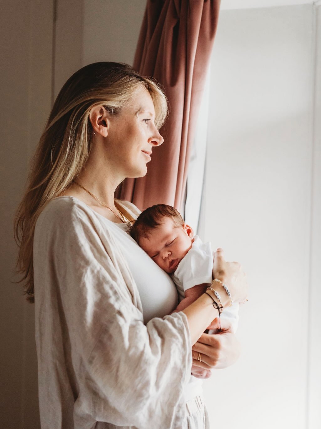 Cosy, in-home newborn sessions. 

I bring my camera, I find the light, I get to know you and put you at ease.

You don&rsquo;t have to travel anywhere, you have all the things baby needs to hand, you feel comfortable and relaxed.

Your photos are ful