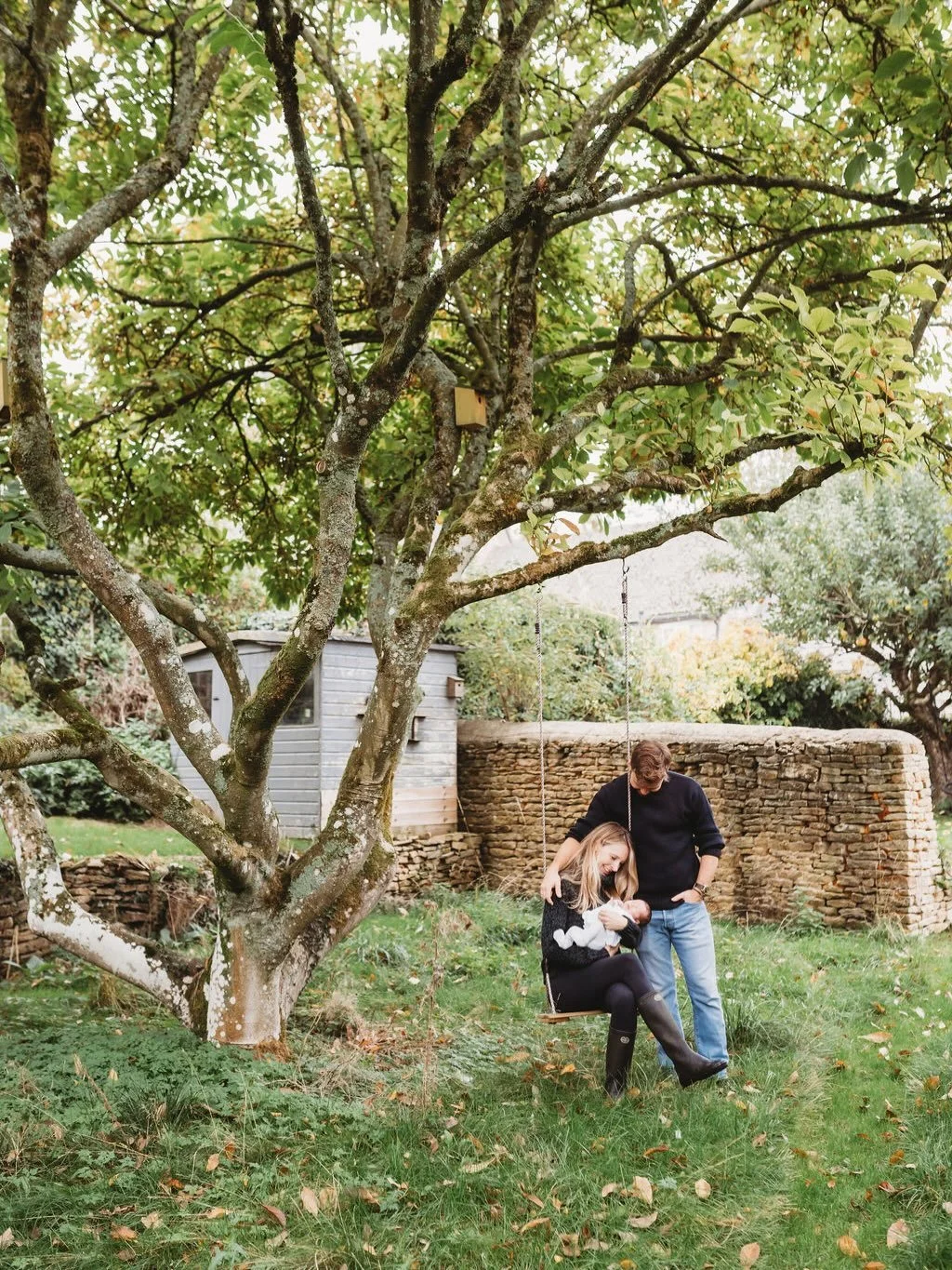 Adaptable &amp; creative ✔️
Experienced &amp; knowledgeable ✔️

Chatting with this couple at their newborn photo session it was clear they loved their garden. And as soon as I saw this tree and the swing they&rsquo;ll be pushing their little girl on 