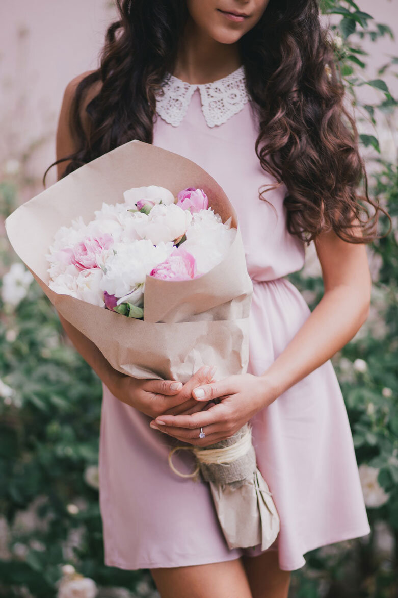 beautiful-woman-with-long-curly-hair-posing-with-bouquet-of-peonies-in-craft-paper_t20_kLNpgK.jpg