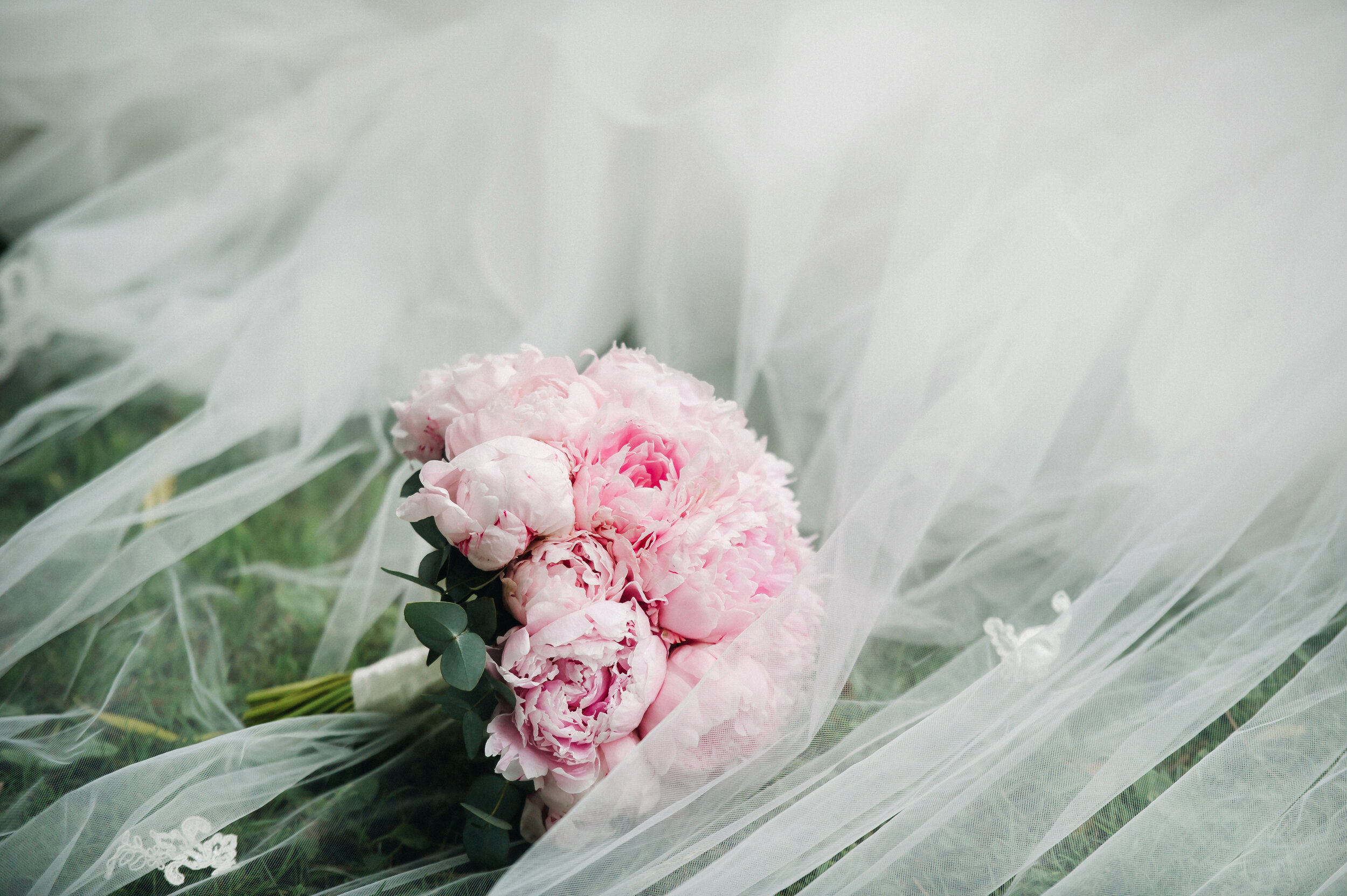 wedding-bouquet-with-peonies-at-the-wedding-beauti-6LKVA5B.JPG