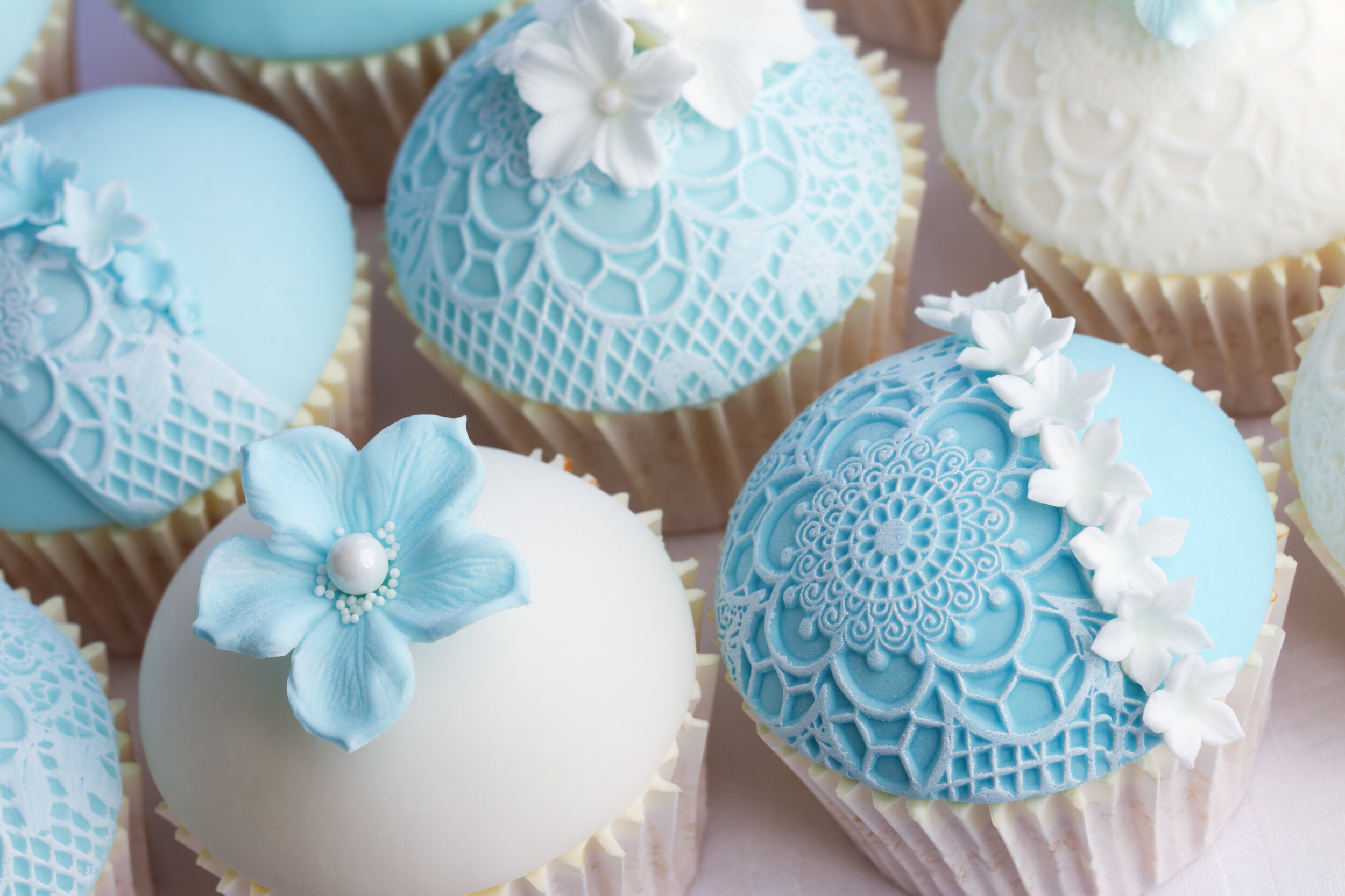 wedding-cupcakes-P6UJXBS.jpg