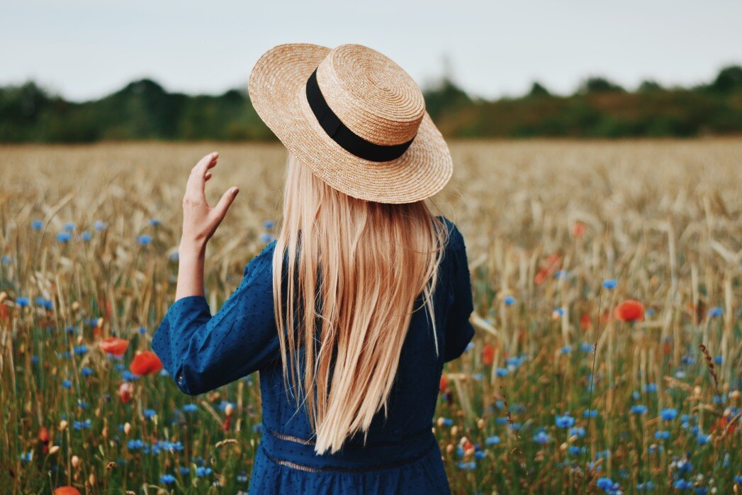 woman-young-adult-people-from-behind-rear-view-blonde-hair-straw-hat-summer-blue-dress-sunglasses_t20_lLo8bo.jpg