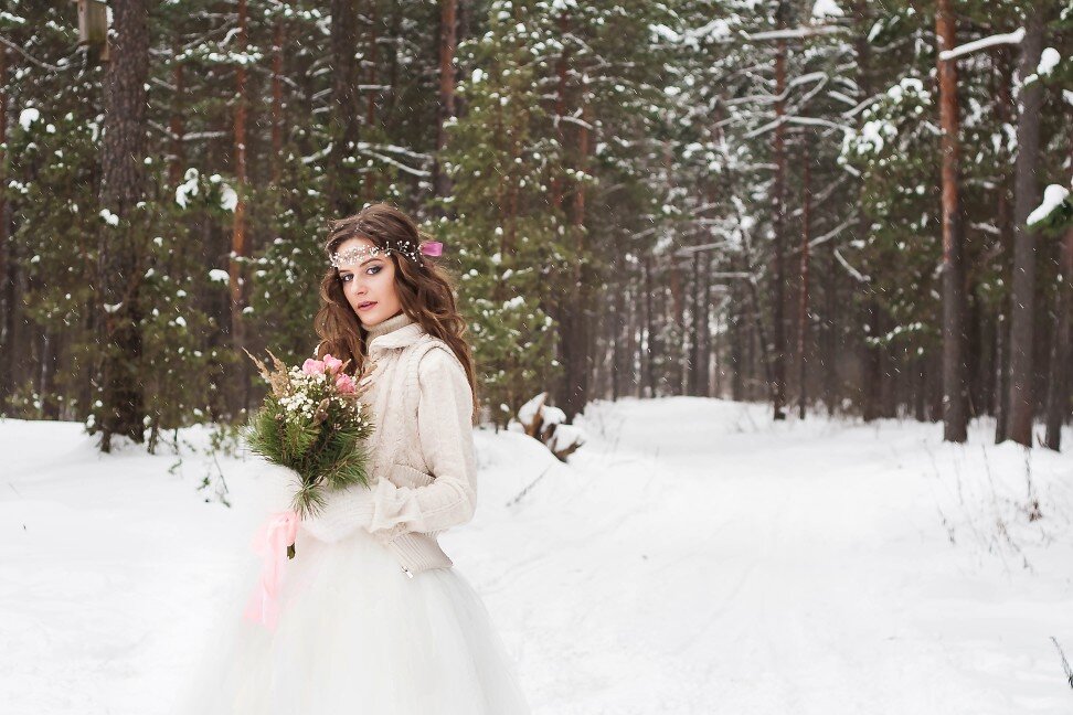 beautiful-bride-in-a-white-dress-with-a-bouquet-in-a-snow-covered-winter-forest-portrait-of-the-bride_t20_JoWOpl.jpg