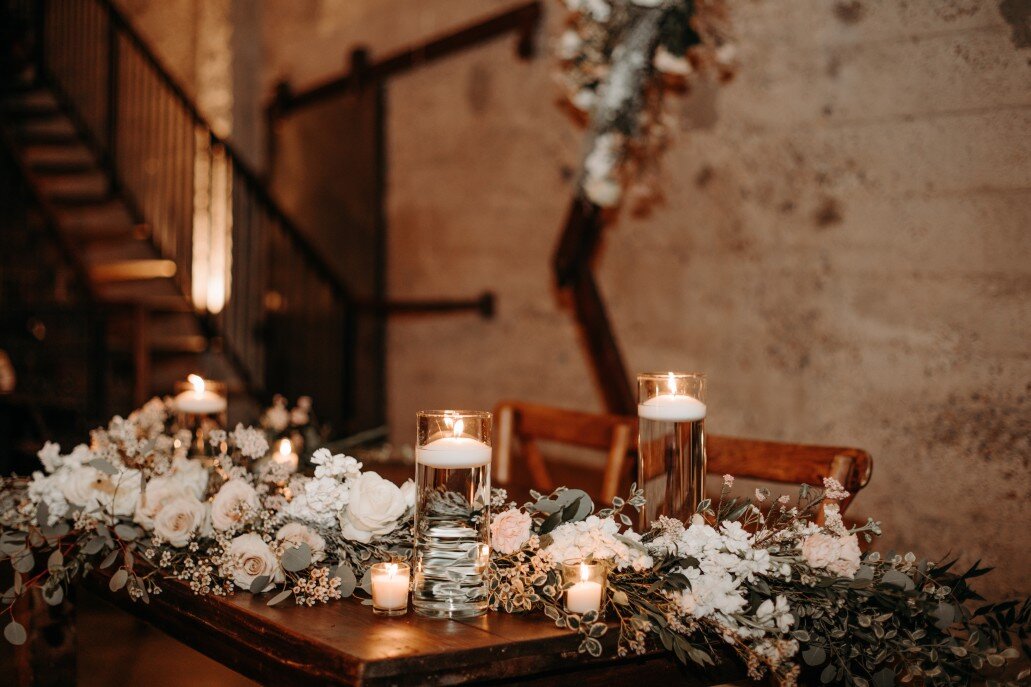 beautiful-luxury-rustic-wedding-guest-table-decor-wooden-tables-with-glass-jars-and-candles-white_t20_0XKPYo.jpg