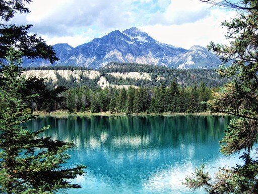 beautiful-lake-and-mountains-canada_t20_eJoN2b.jpg