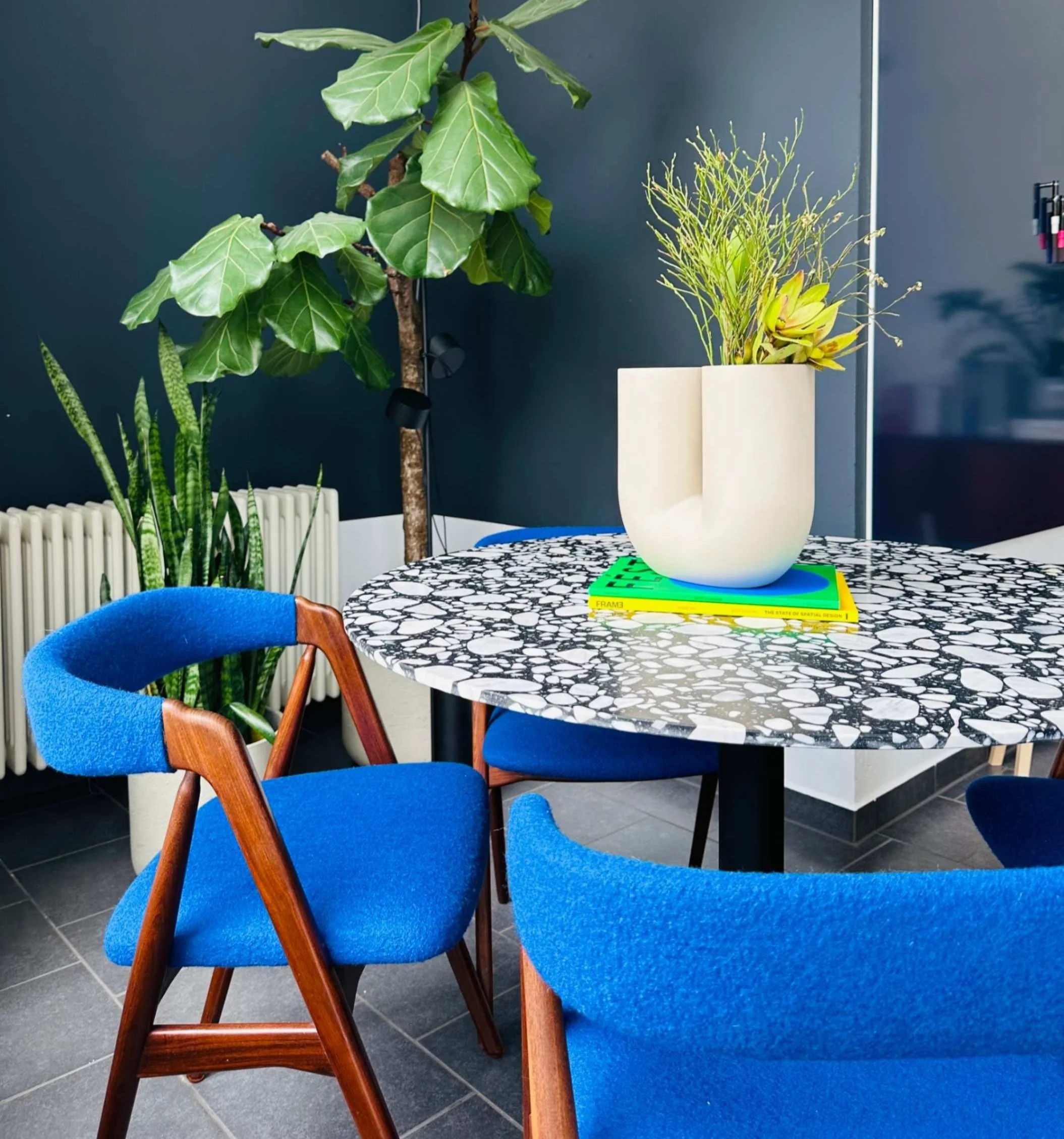  In toi toi toi creative studio’s own workplace, it’s clear that color play a prominent role in the design. 