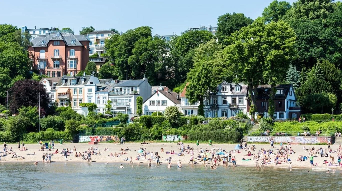  Finding a beach spot along the Elbe beach is a popular activity in the summer. 