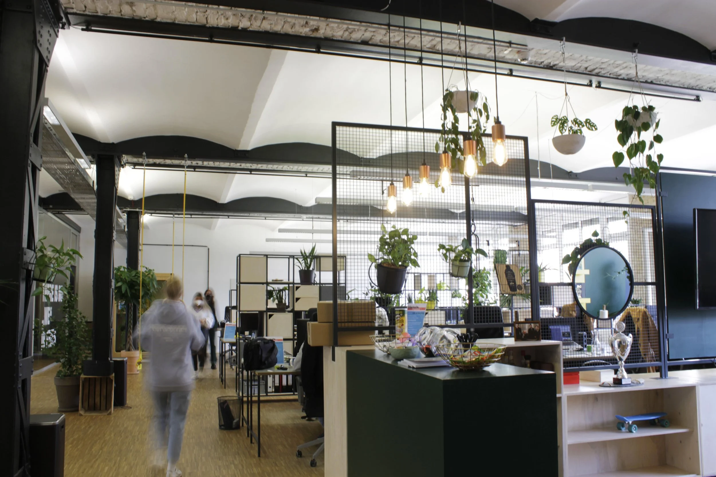  The Intermate Berlin workplace uses various room dividers to create purposeful spaces. 