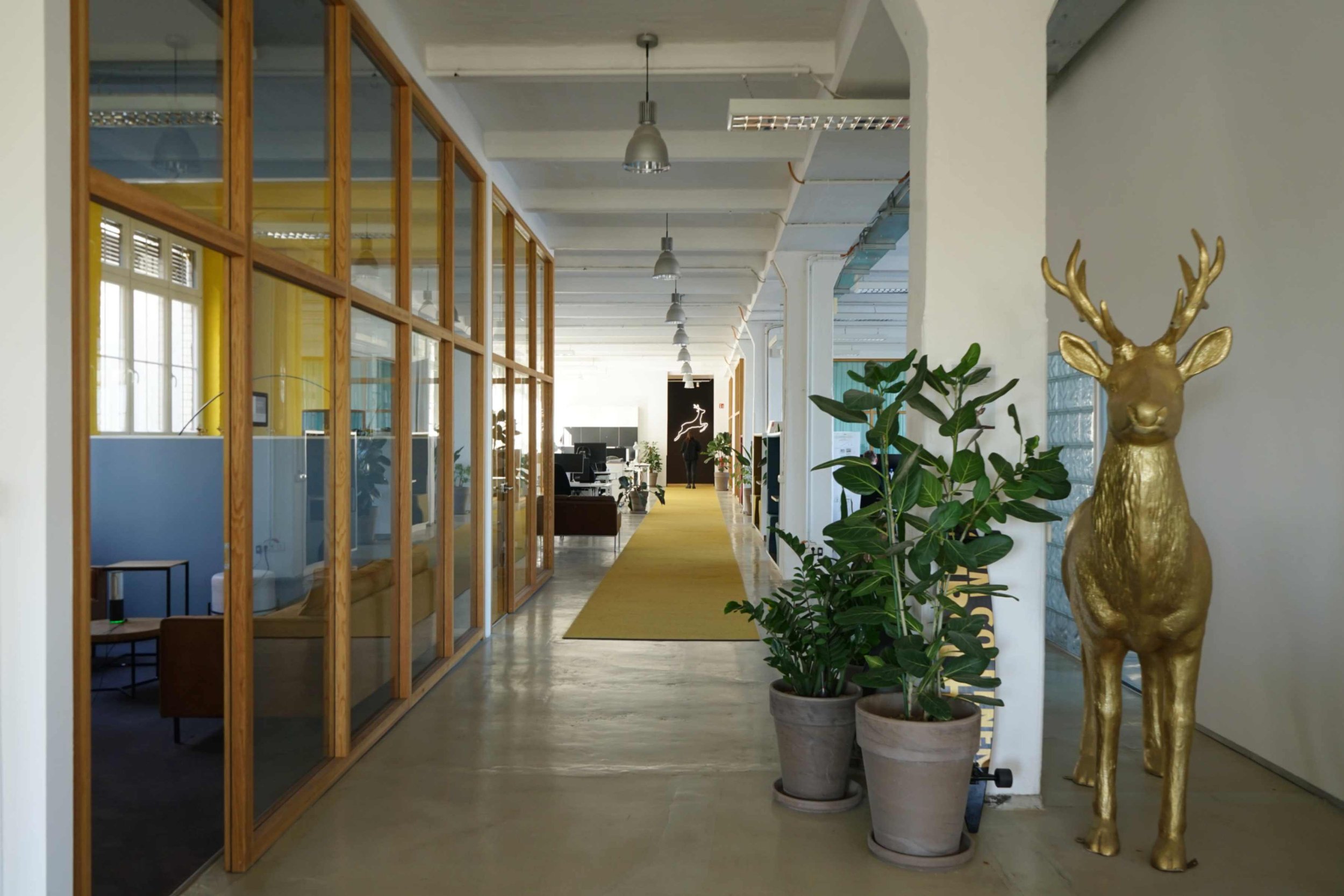  Plants tie together perfectly with Zum goldenen Hirschen’s mascot. 