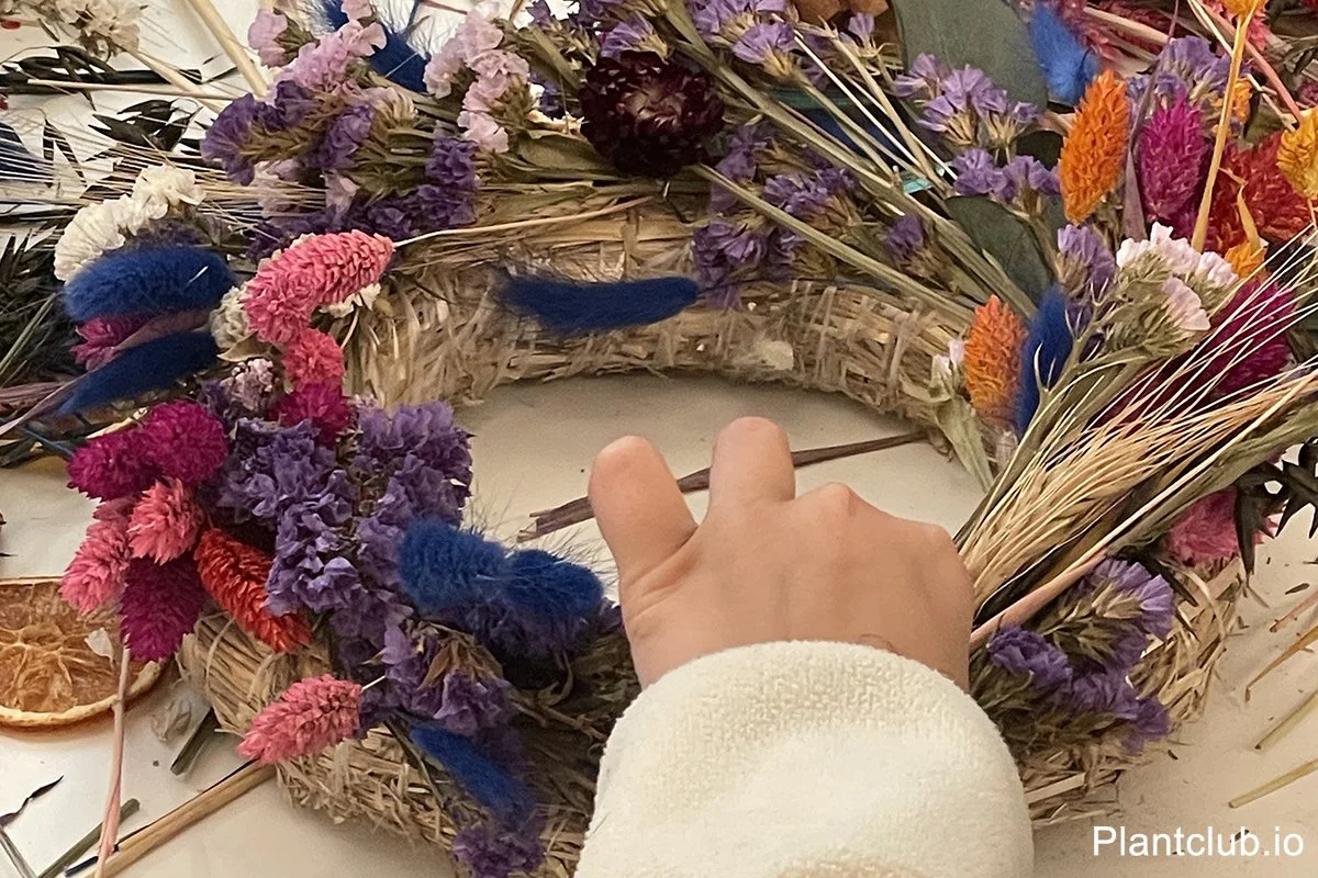  From fresh to forever: dried blooms for your wreath. 