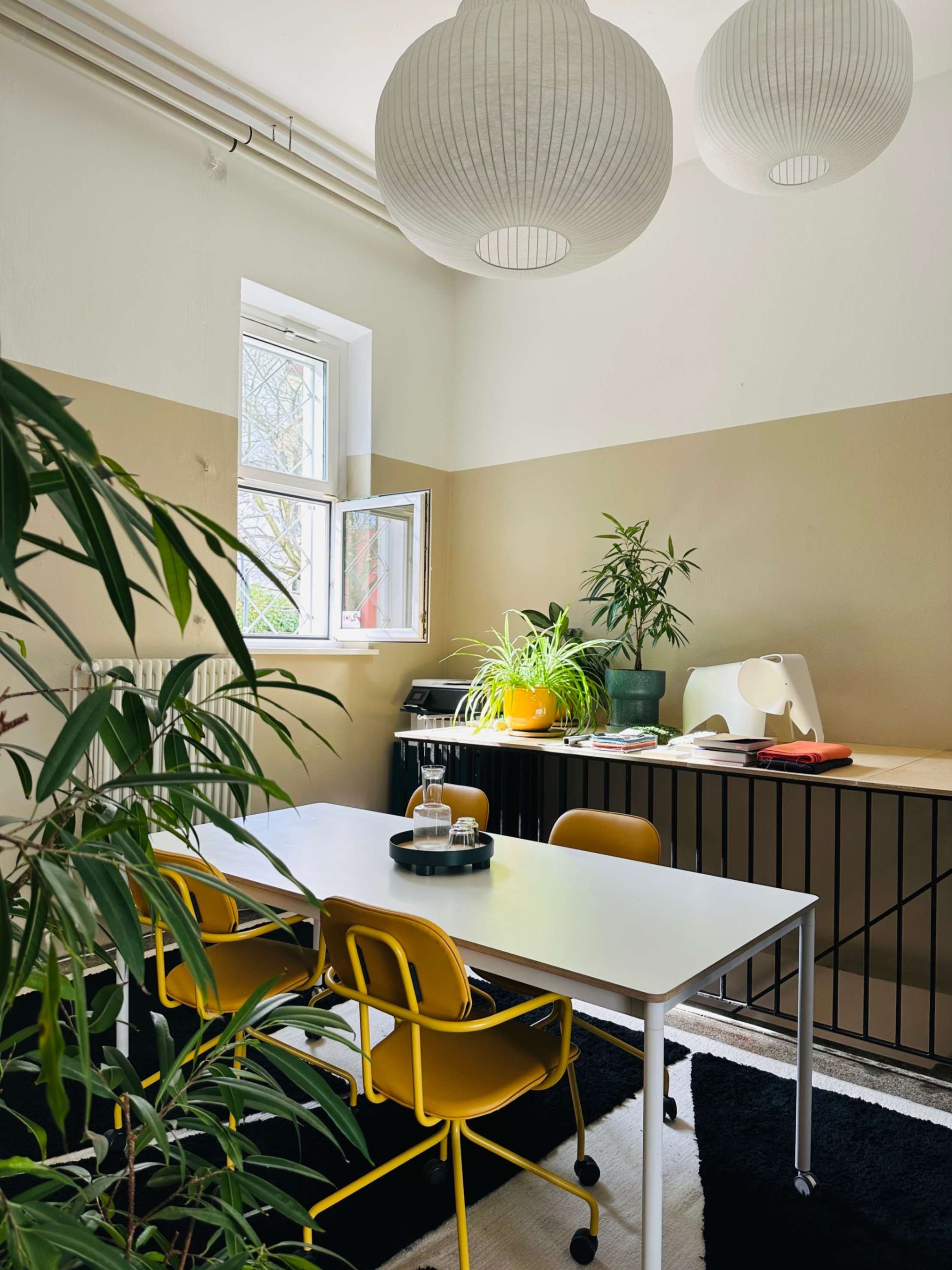  Plants complement the statement chairs in T3’s own meeting room. 