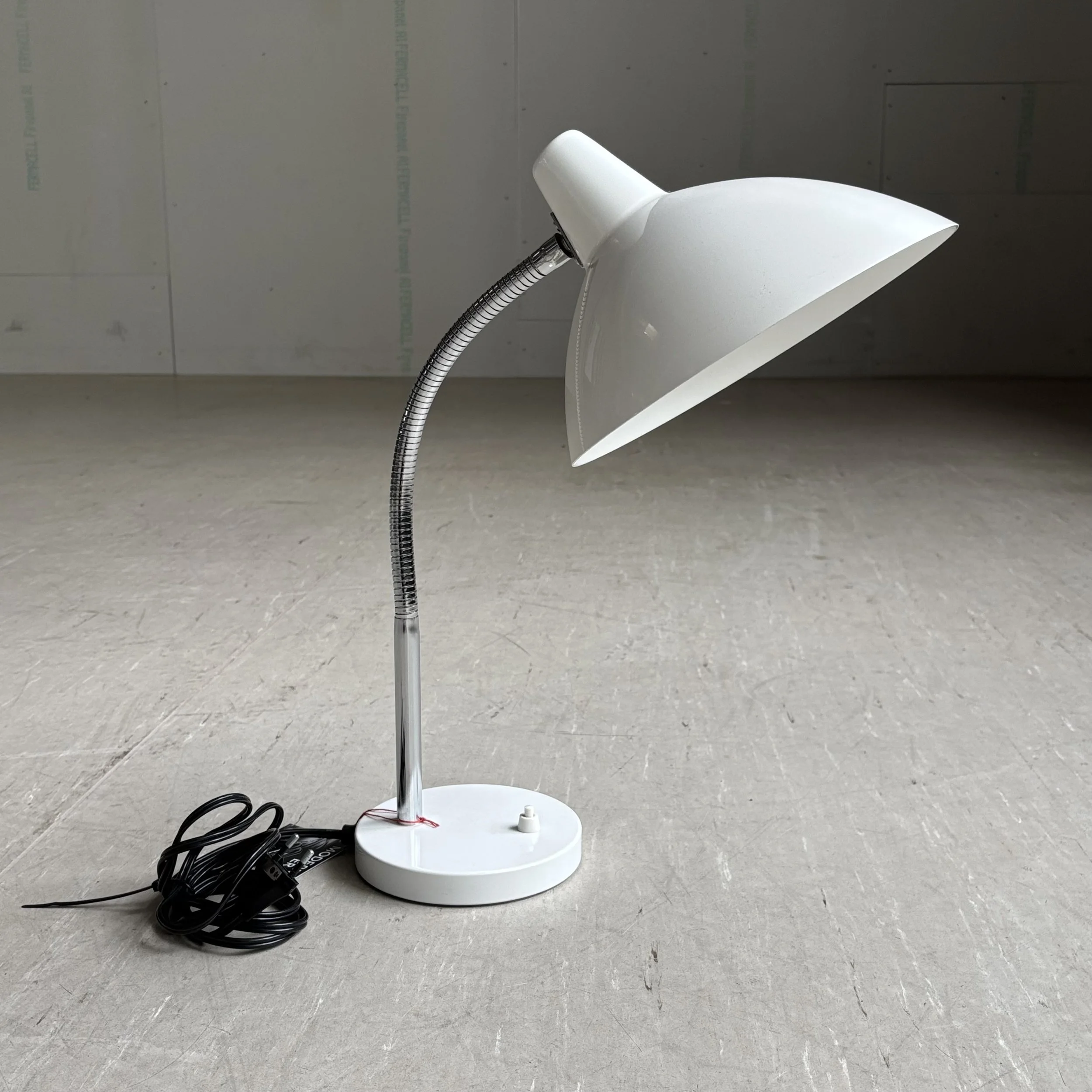 ModernEra_Regent_Tischlampe_weiss_7997.jpg
