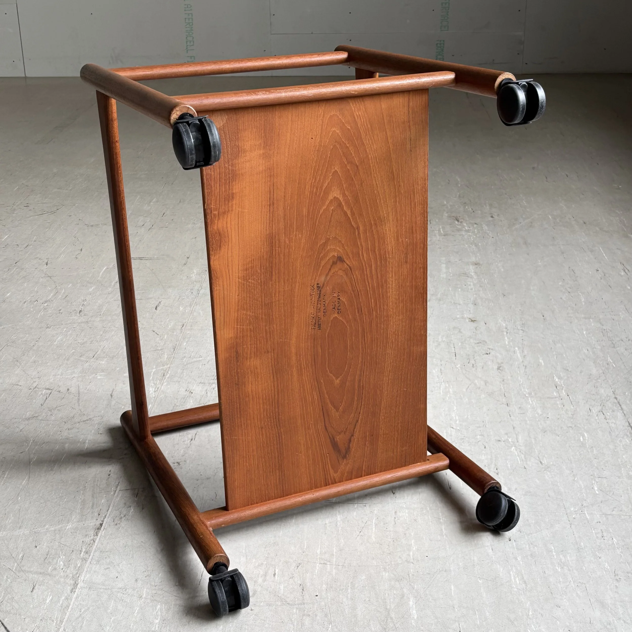 ModernEra_Hans_Wegner_Trolley_8033.jpg