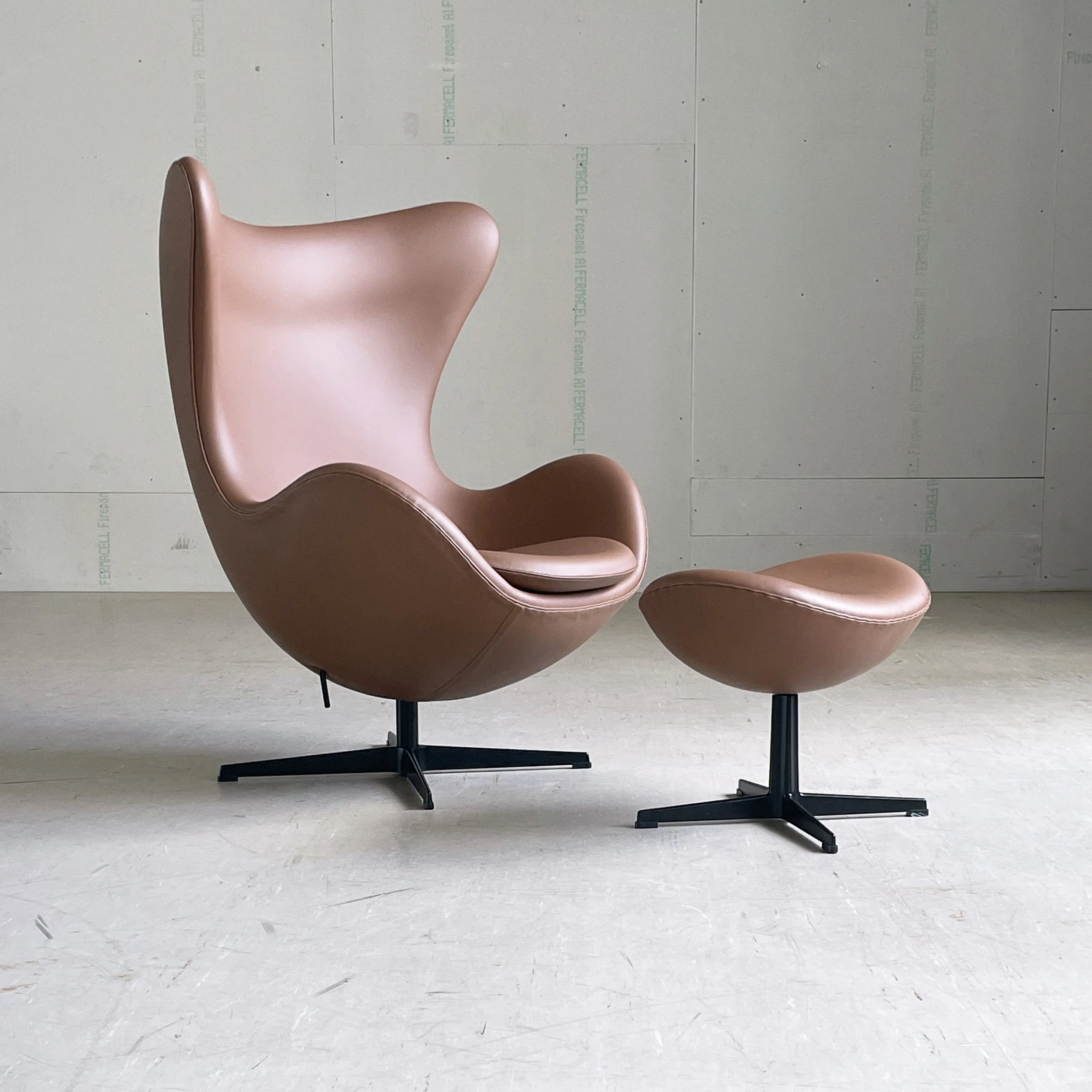 ModernEra_Arne_Jacobsen_Egg._3222 2.JPG