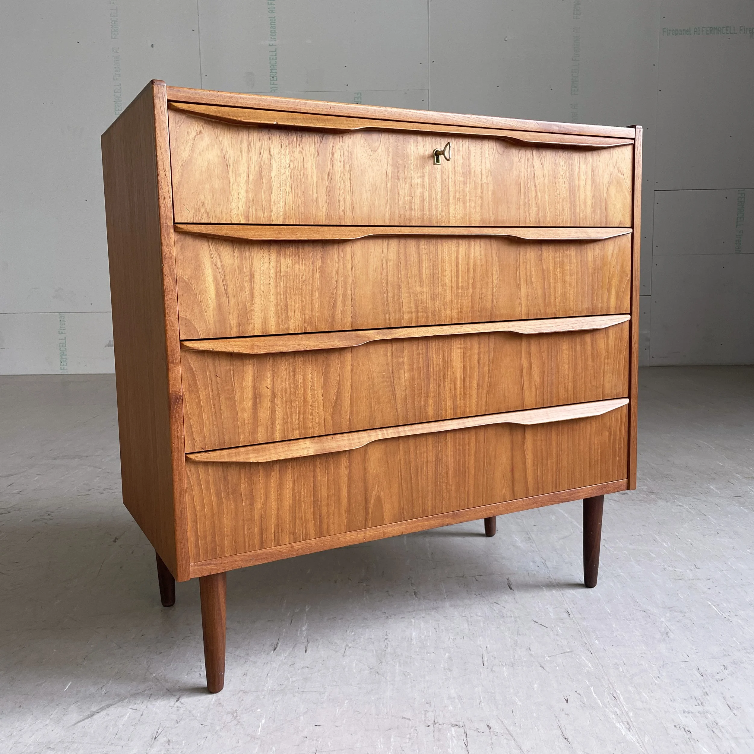 ModernEra_Teak_Kommode_2985 2.JPG