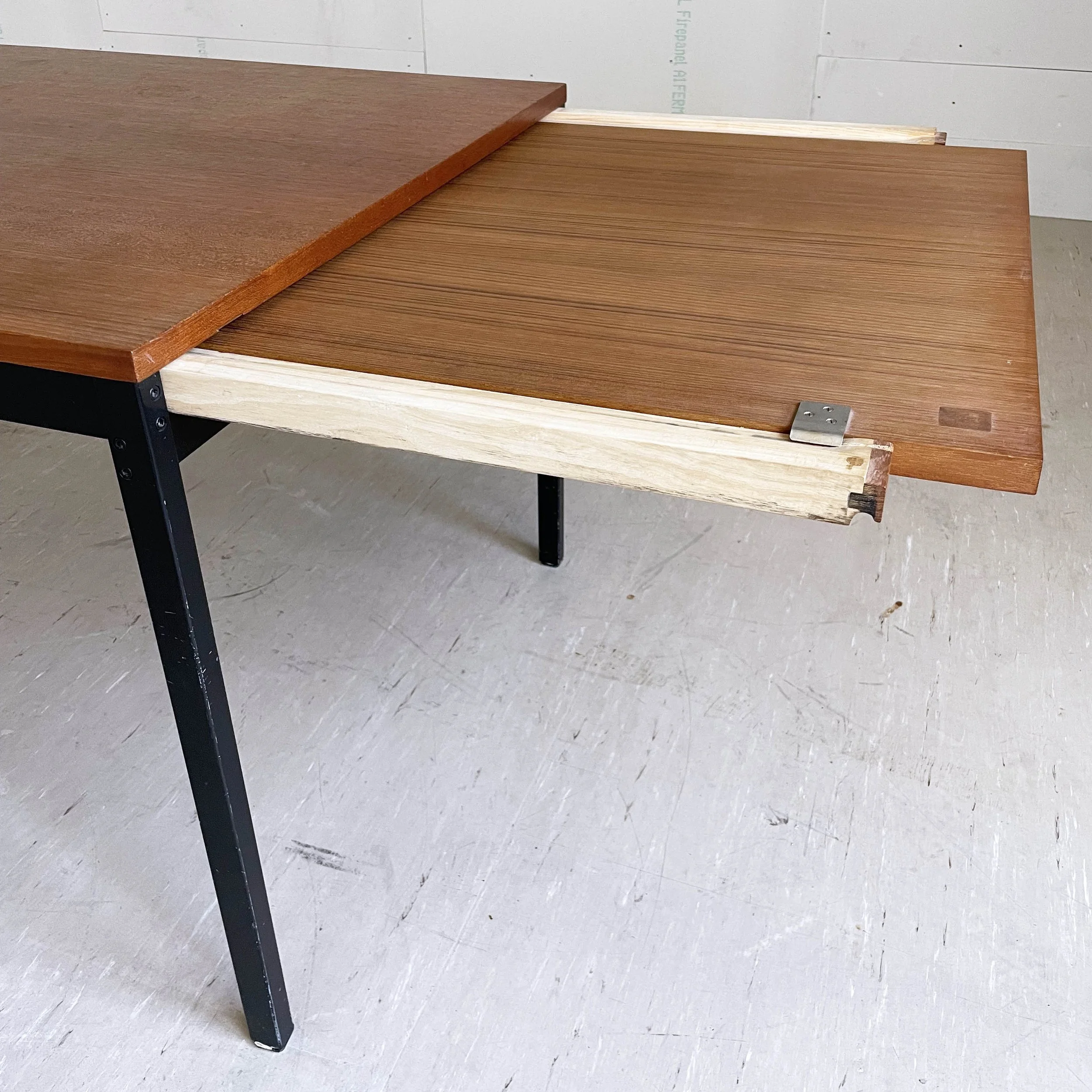 ModernEra_Dieter Wäckerlin_Tisch.8.JPG