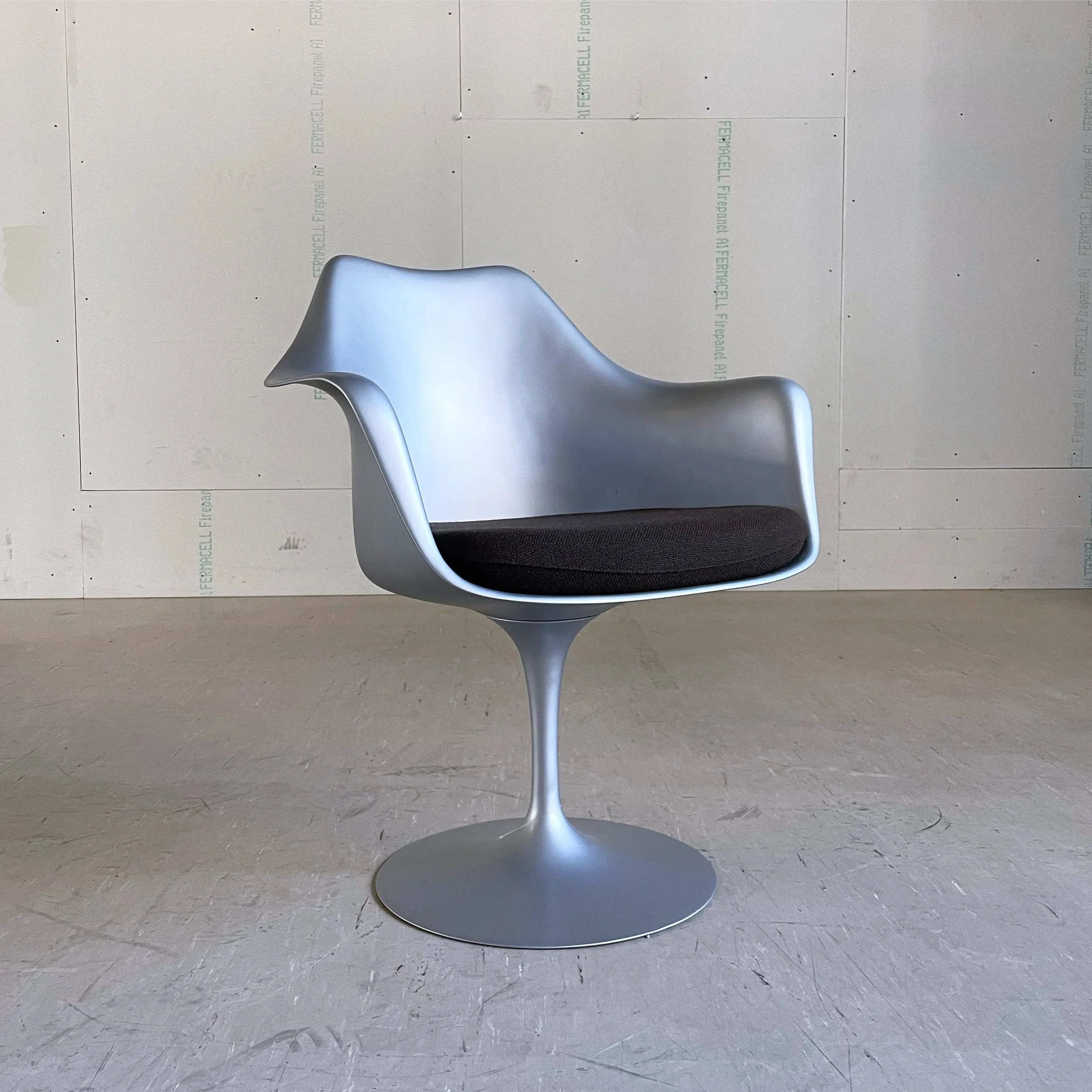 Eero Saarinnen Stuhl silber